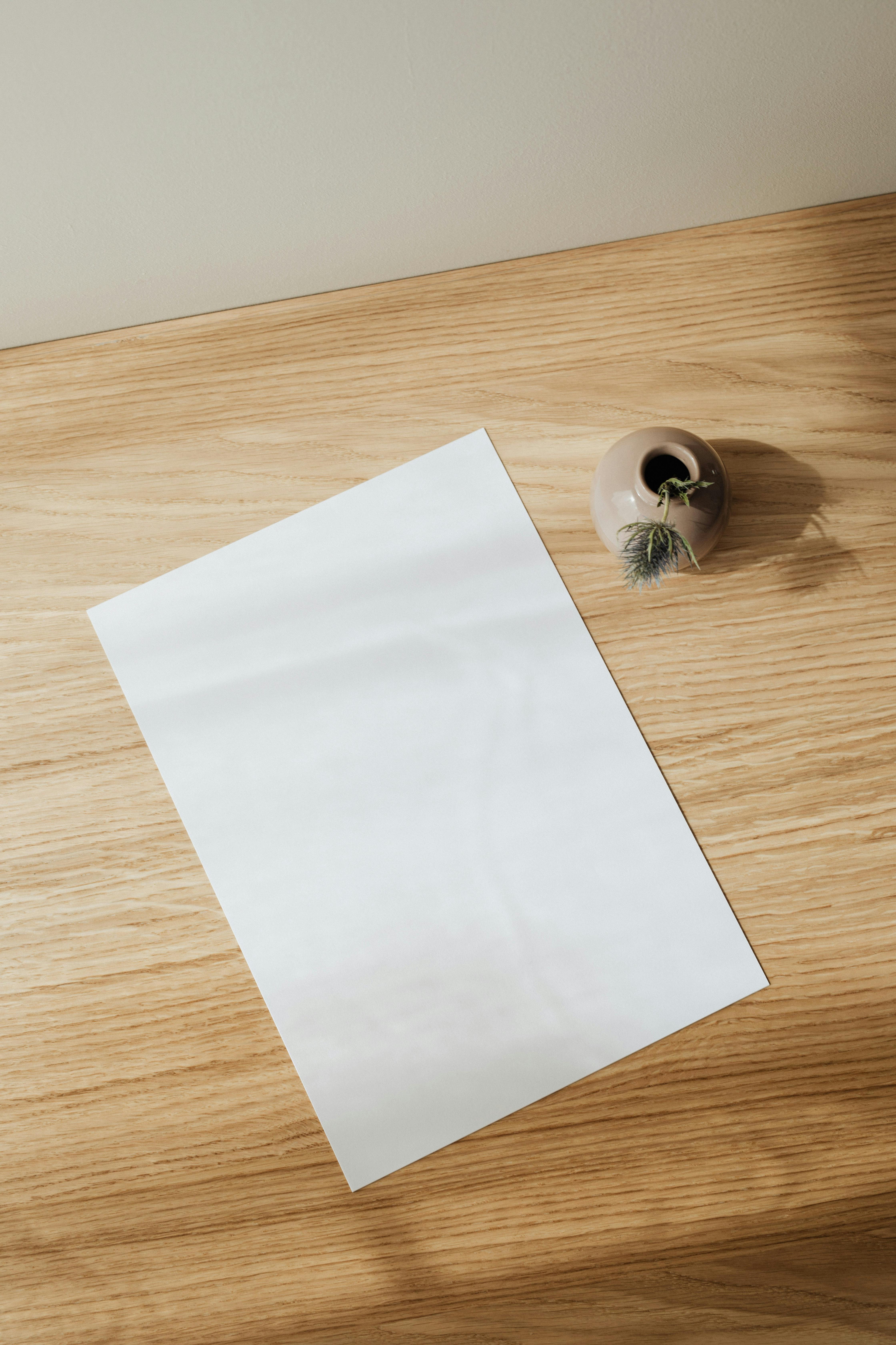 Ein Papier auf einem Tisch | Quelle: Pexels