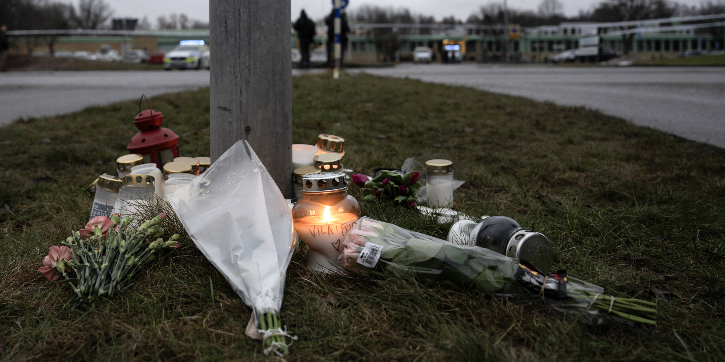 Blumen hinterlegt am Ort der Trauer | Quelle: Getty Images