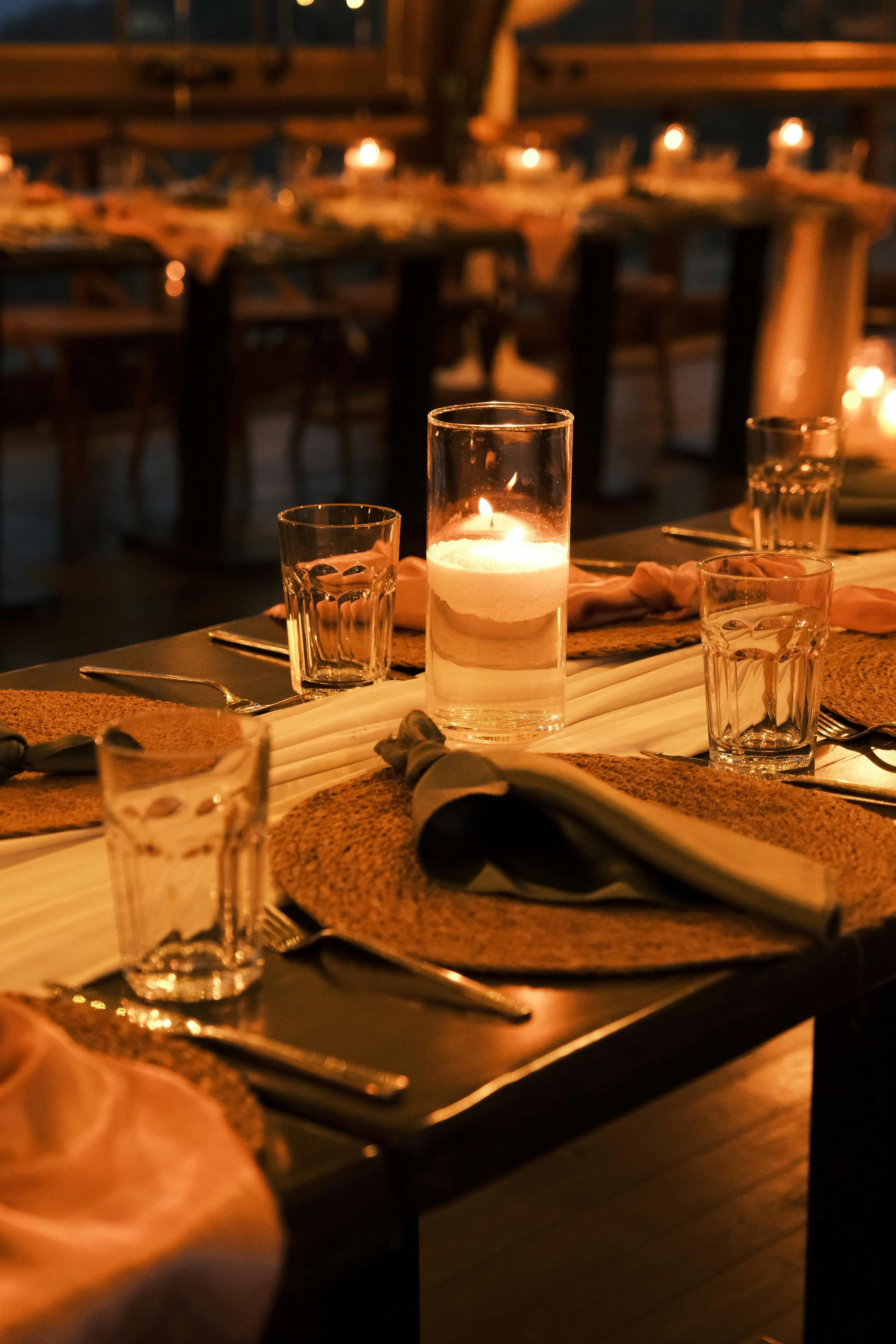 Der gedeckte Tisch in einem schicken Restaurant | Quelle: Pexels