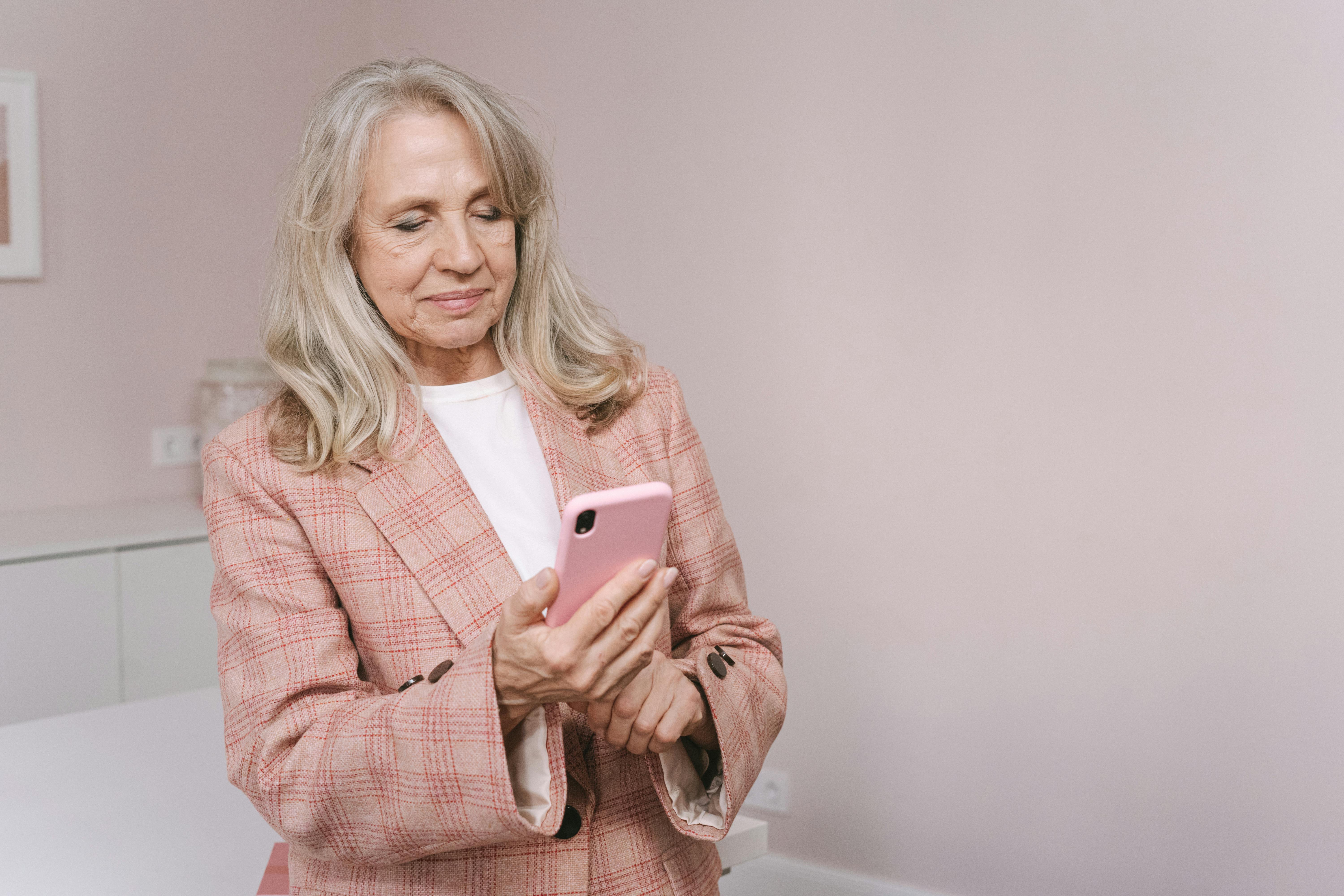 Eine Frau, die ein Mobiltelefon benutzt | Quelle: Pexels