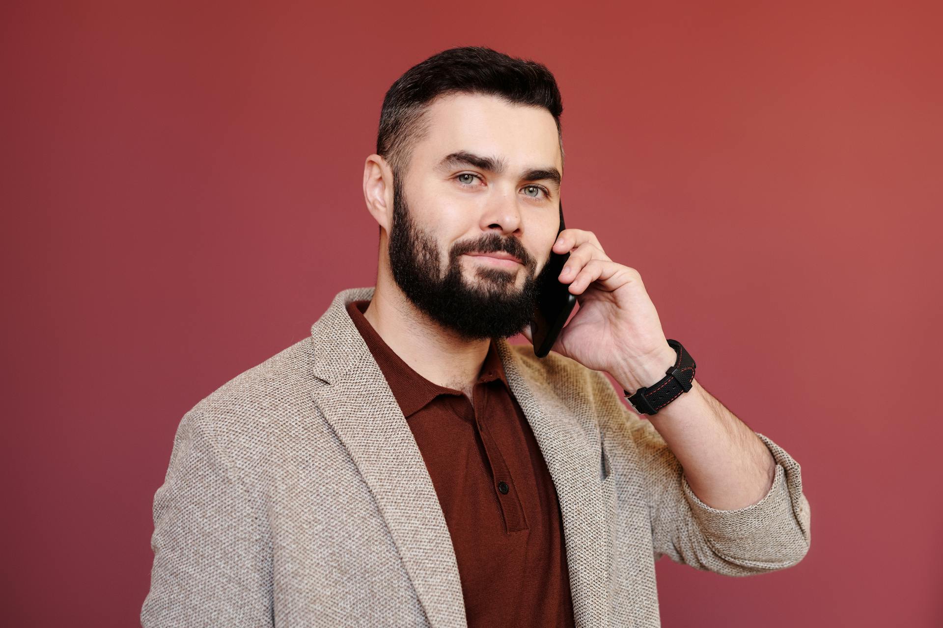 Ein Mann beim Telefonieren | Quelle: Pexels
