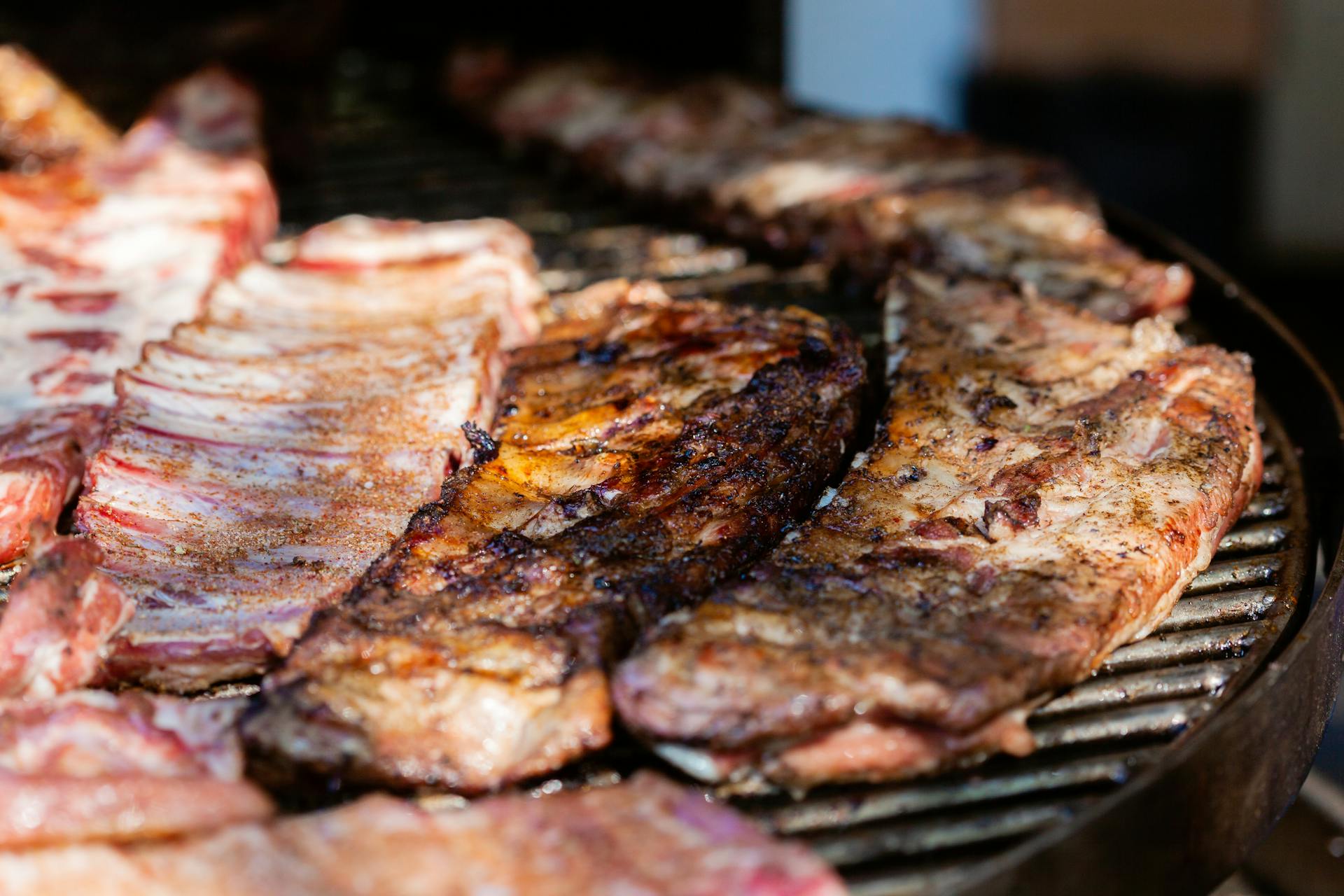 Fleisch auf einem Grill | Quelle: Pexels