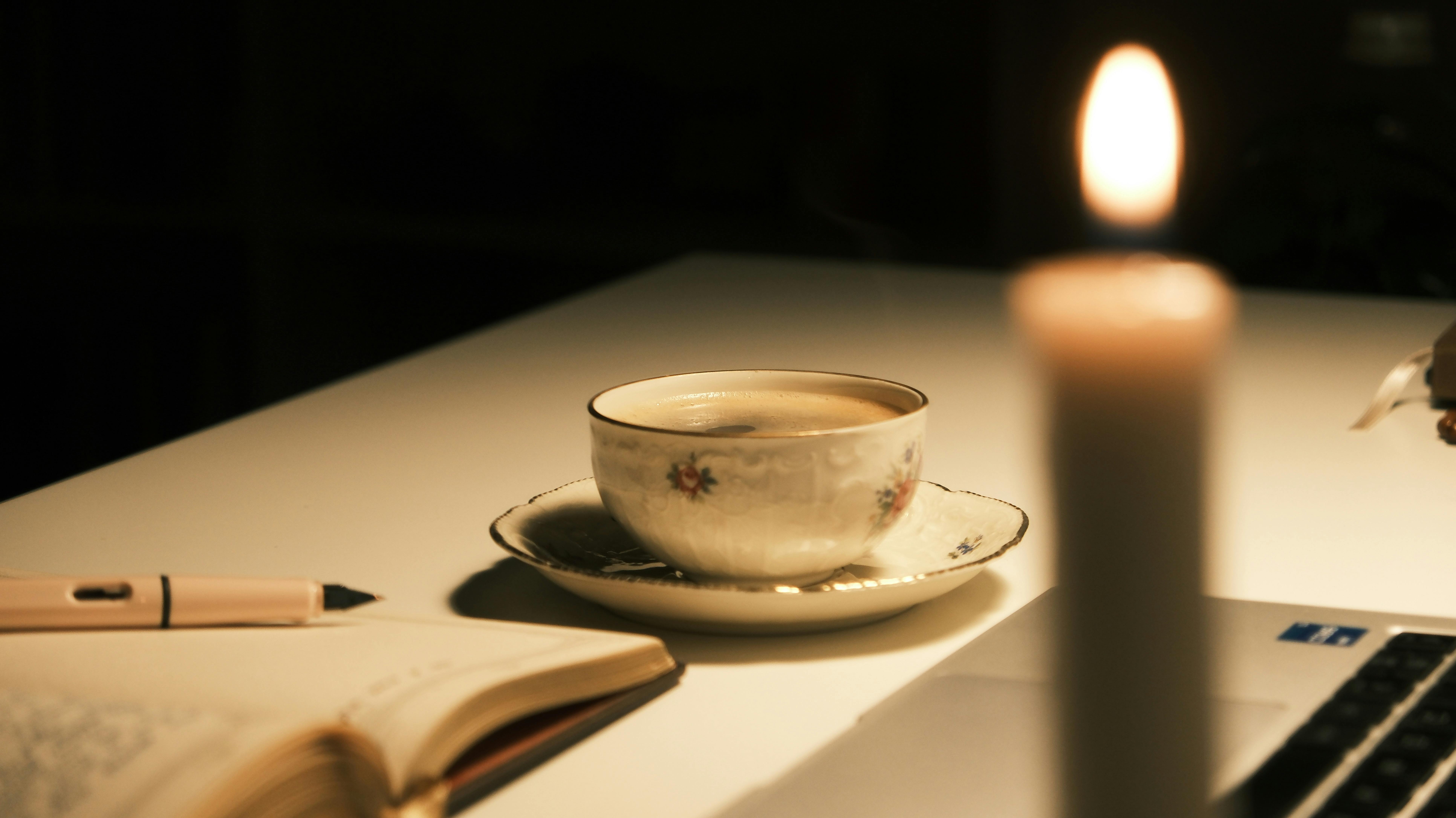 Eine Tasse Tee auf einem Tisch | Quelle: Pexels