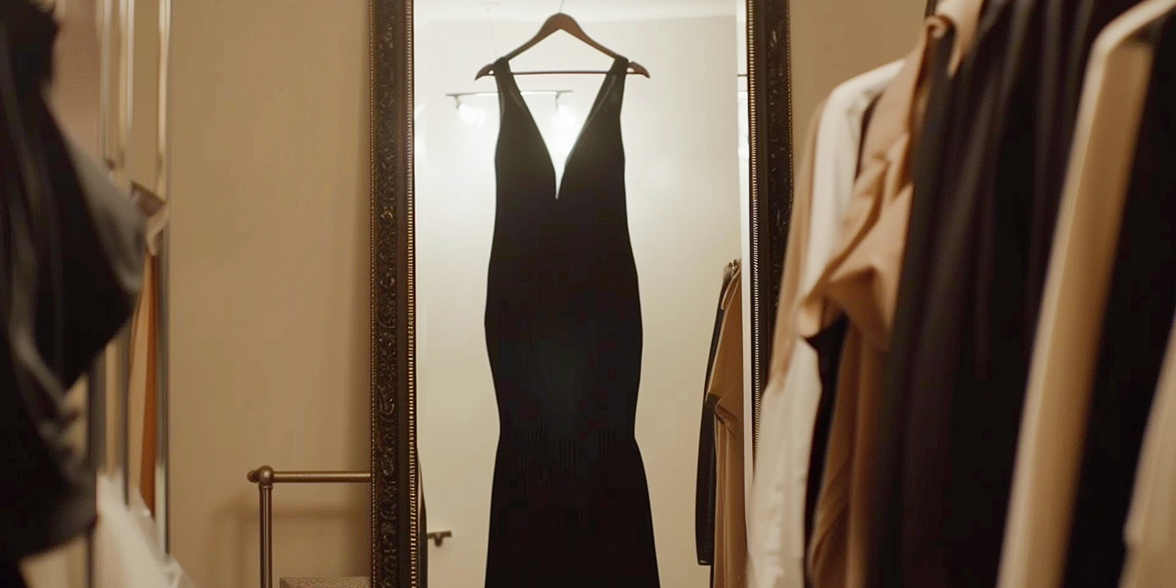Ein schwarzes Kleid | Quelle: Amomama