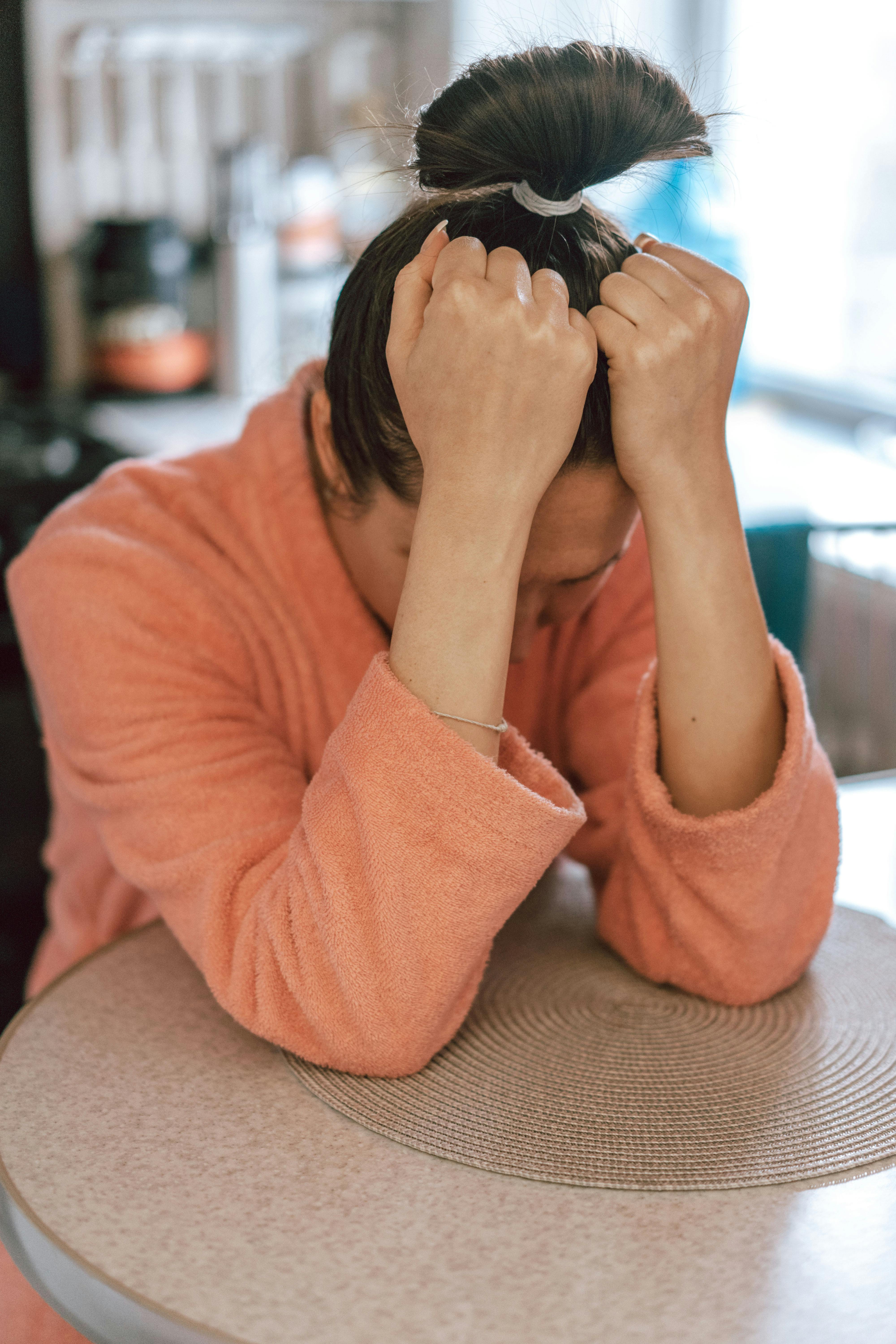 Eine traurige Frau in einem Gewand | Quelle: Pexels