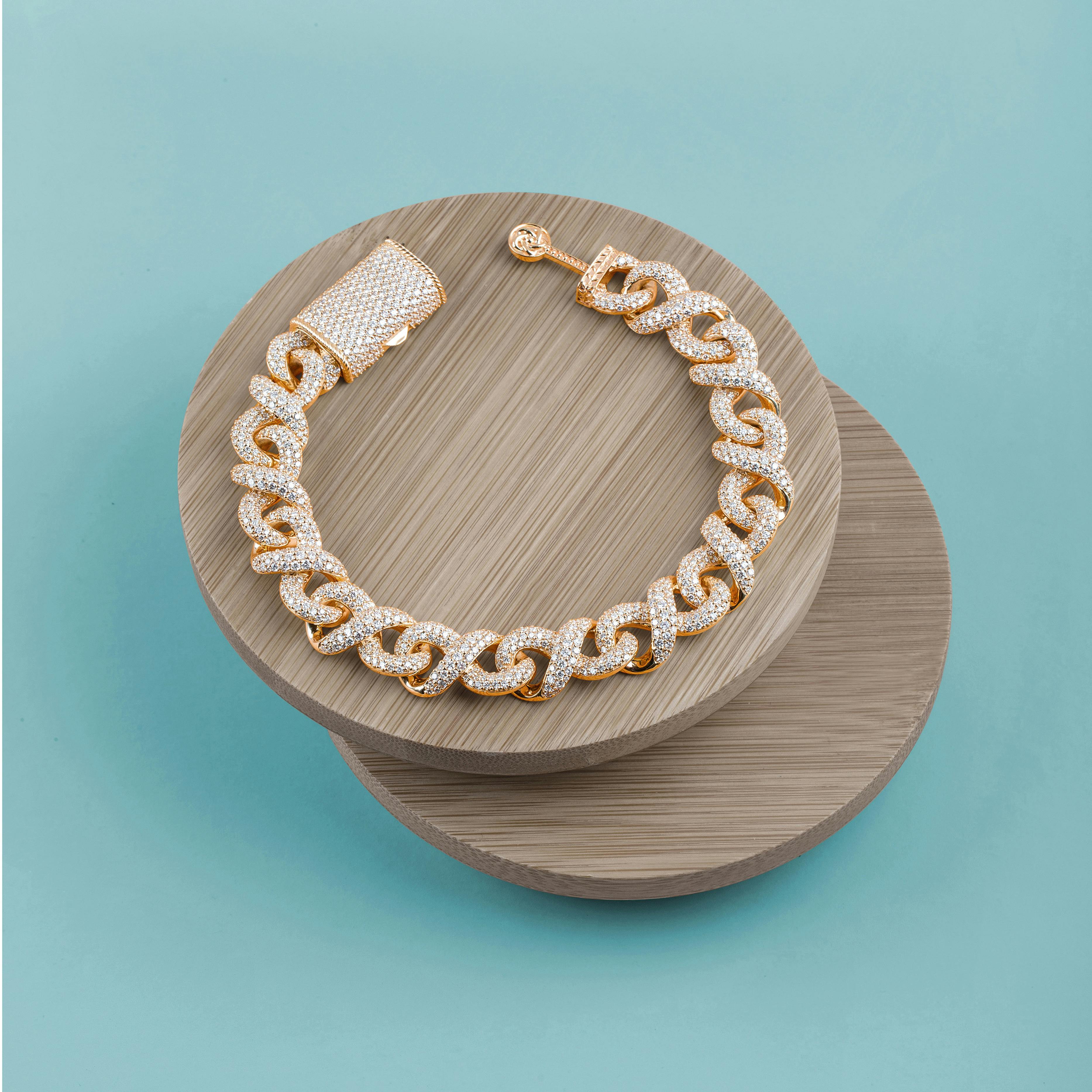 Ein Armband aus Diamanten und Gold | Quelle: Pexels