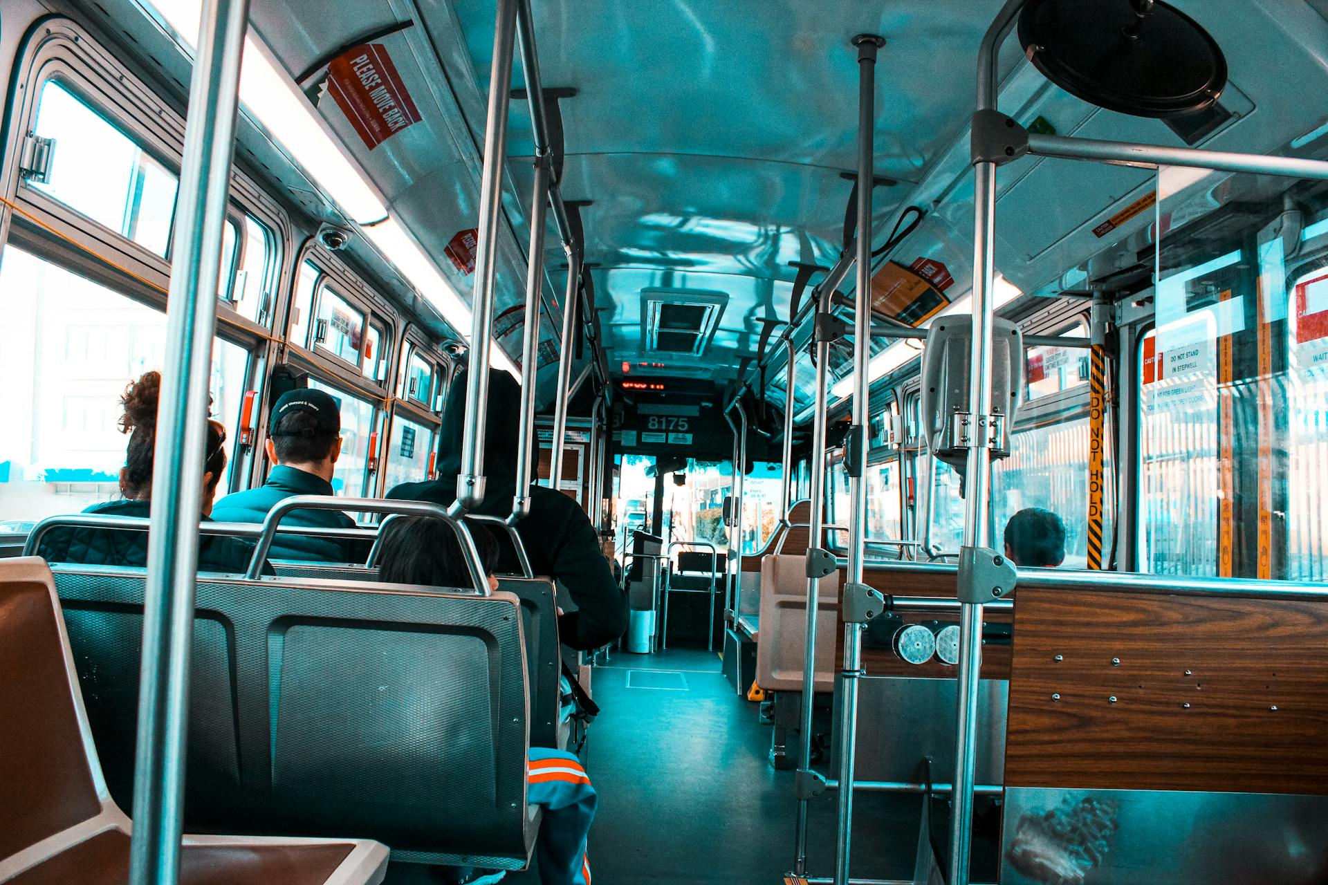 Das Innere eines Busses | Quelle: Pexels