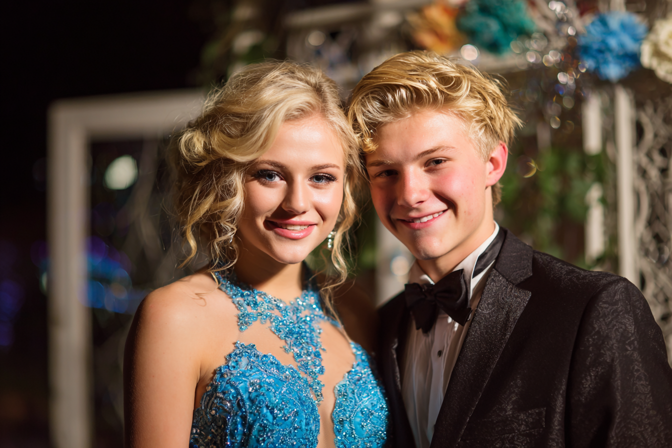 Ein Teenager-Mädchen und ihr Date auf dem Abschlussball | Quelle: Midjourney