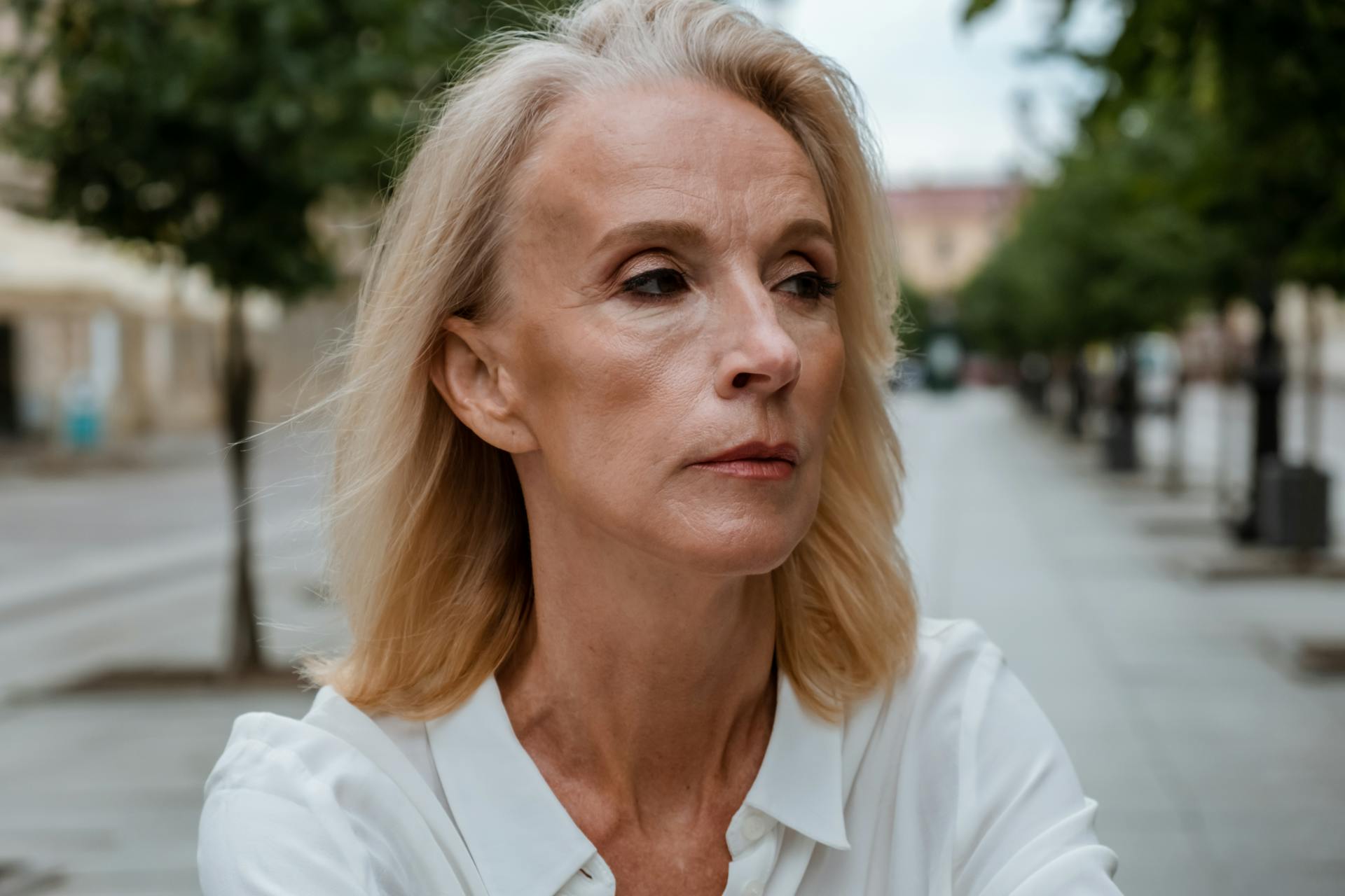 Eine Frau, die zur Seite blickt | Quelle: Pexels