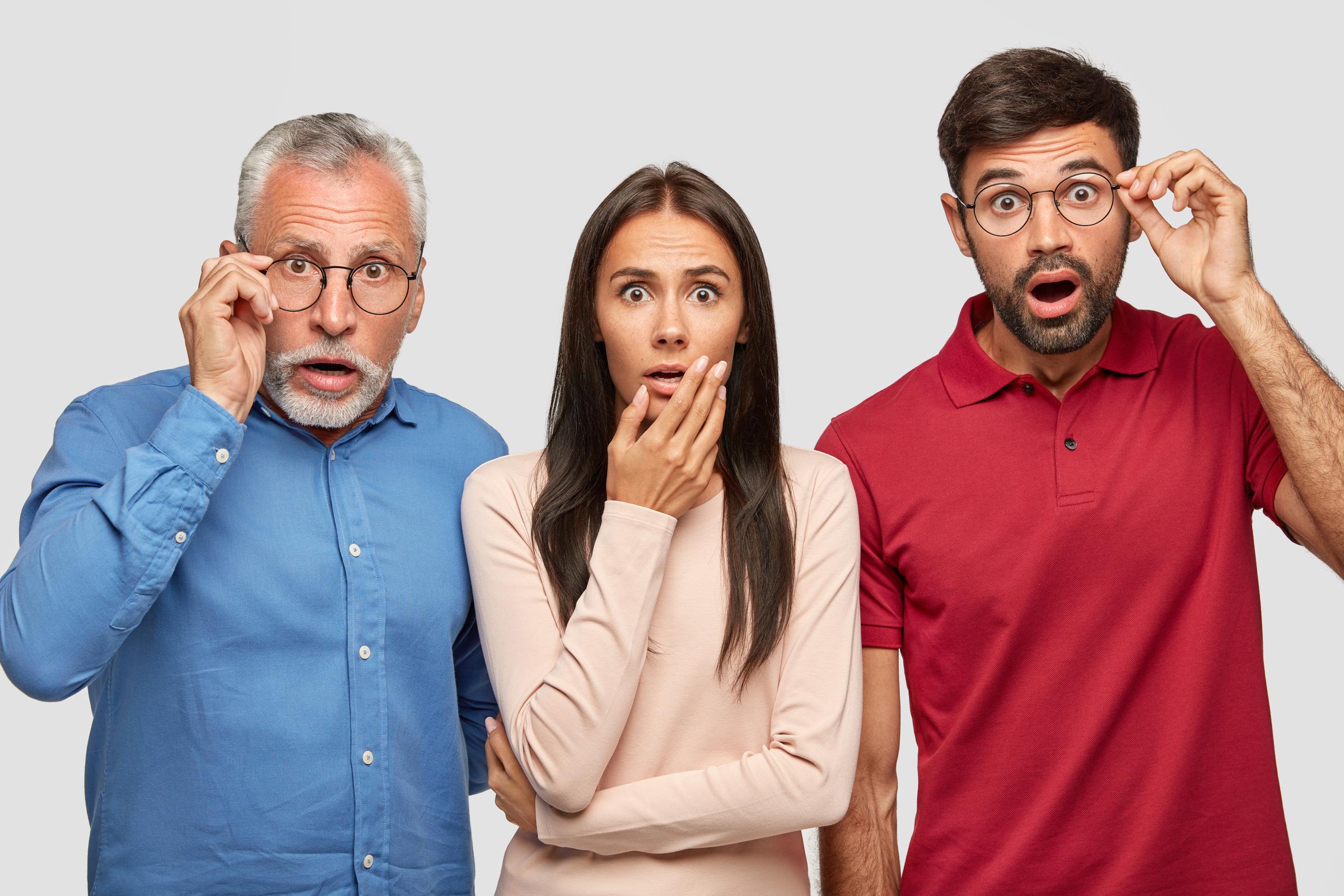 Schockierte Menschen | Quelle: Freepik