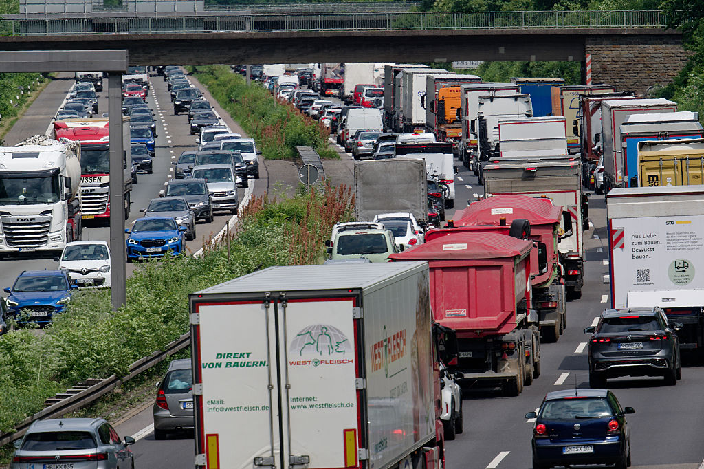 06. Juni 2025, Nordrhein-Westfalen, Köln: Stau in beiden Richtungen auf der A1 zu Beginn des Pfingstwochenendes | Quelle: Getty Images