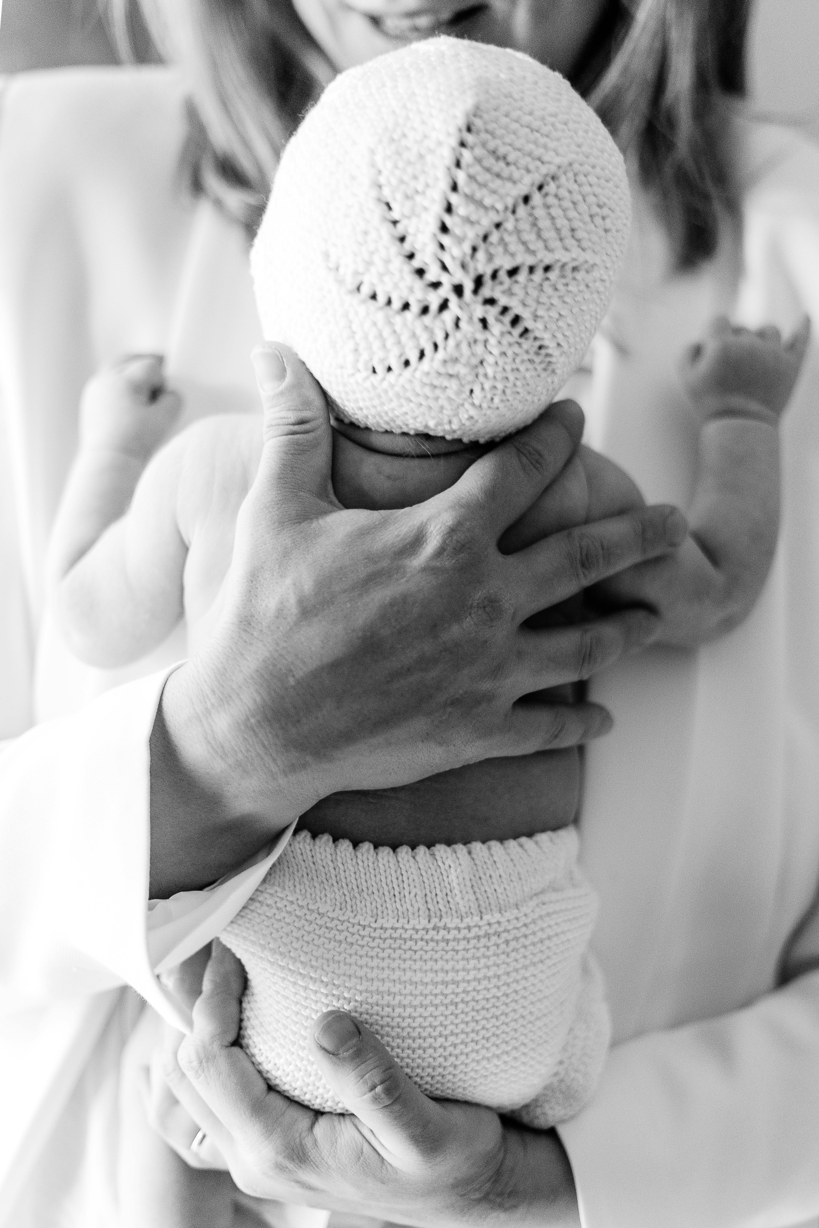 Eine Frau hält ein neugeborenes Baby | Quelle: Pexels
