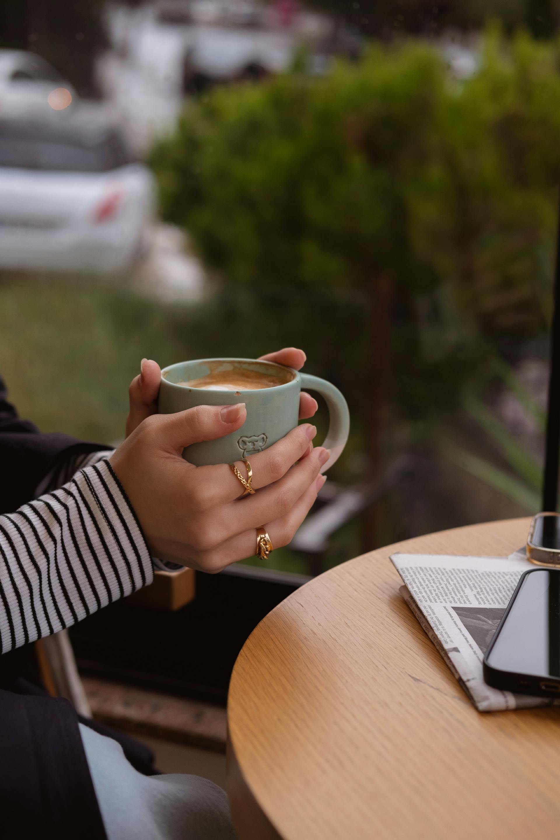 Eine Frau mit einer Tasse Kaffee in der Hand | Quelle: Pexels