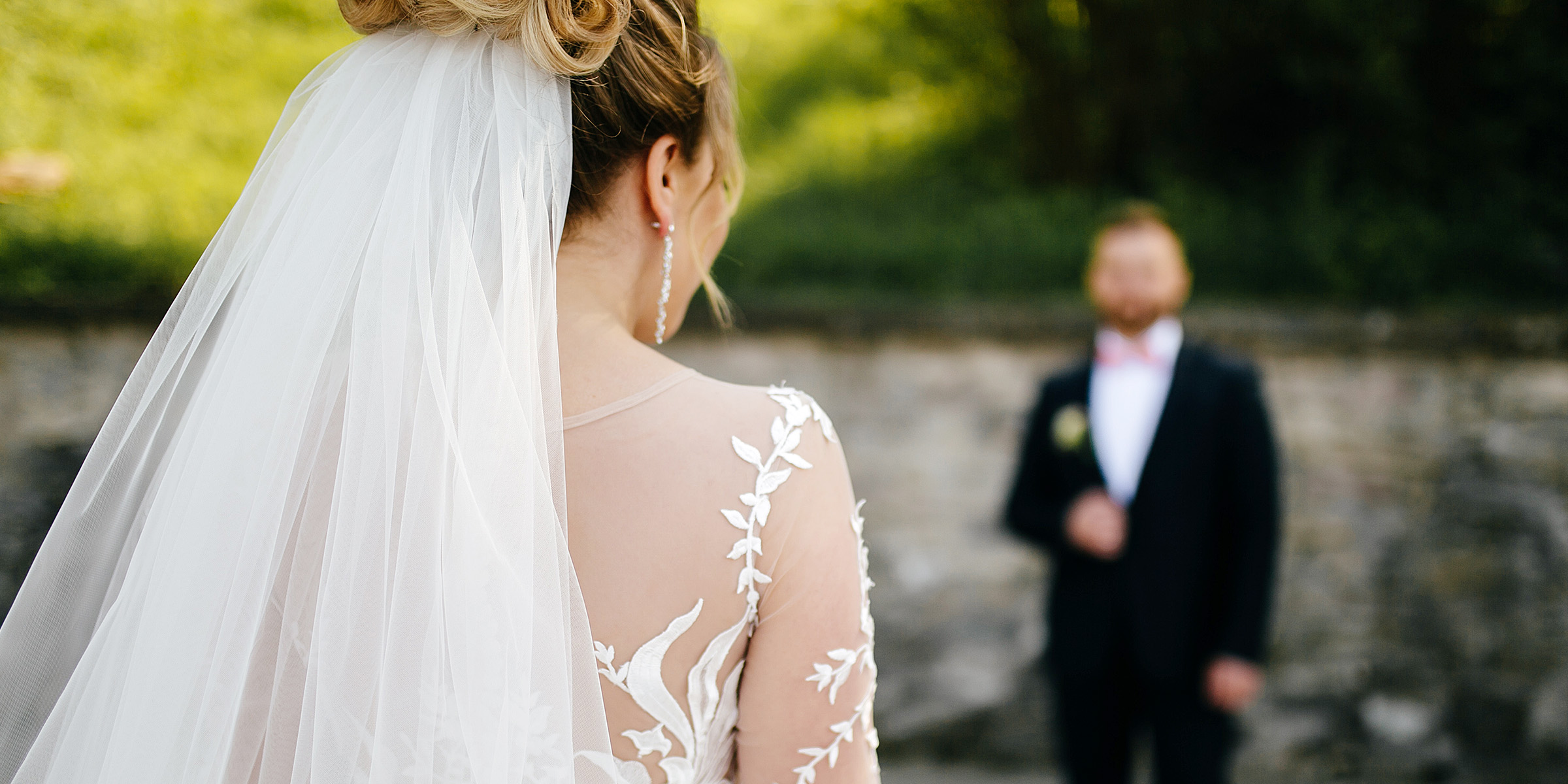 Die Braut schreitet den Weg zum Altar, während der Bräutigam vor dem Altar wartet | Quelle: Freepik
