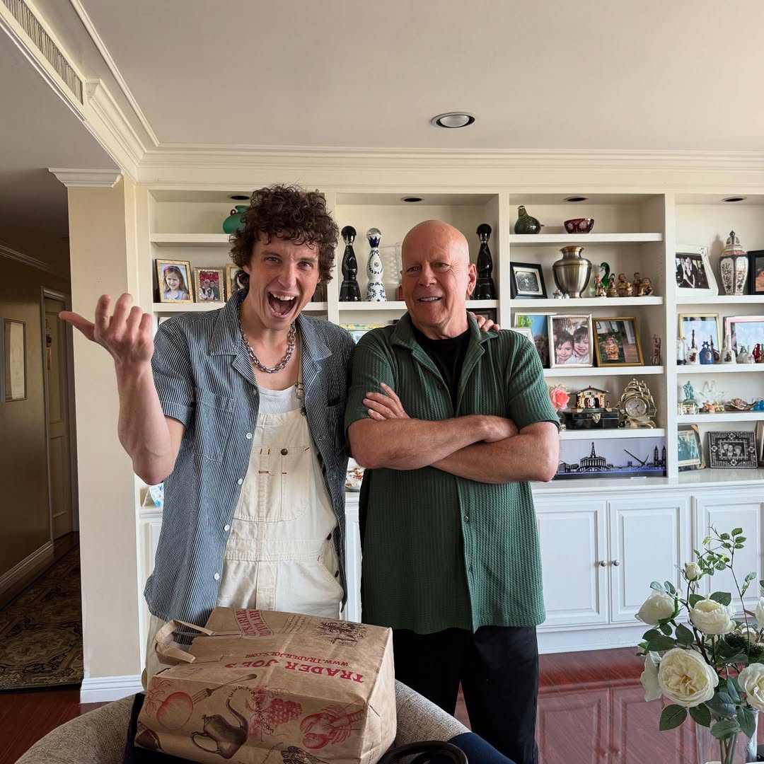 Bruce Willis und der Verlobte seiner Tochter, Justin Acee, am 22. Juni 2025 | Quelle: Instagram/buuski