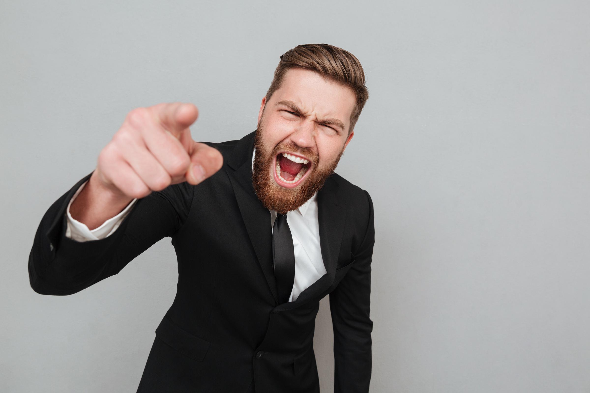 Ein Mann, der schreit und auf etwas zeigt | Quelle: Freepik