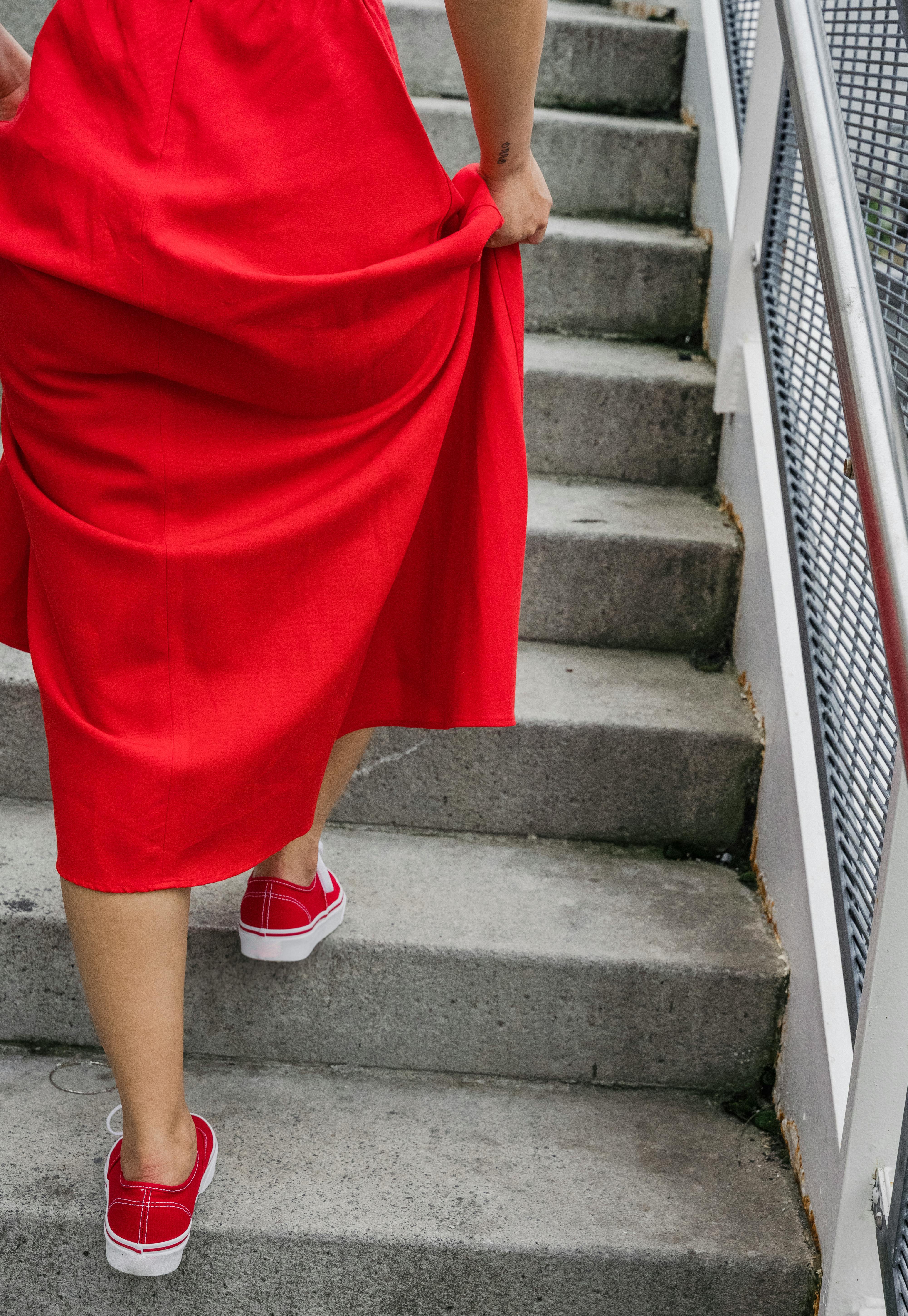 Eine Person, die eine Treppe hinaufgeht | Quelle: Pexels