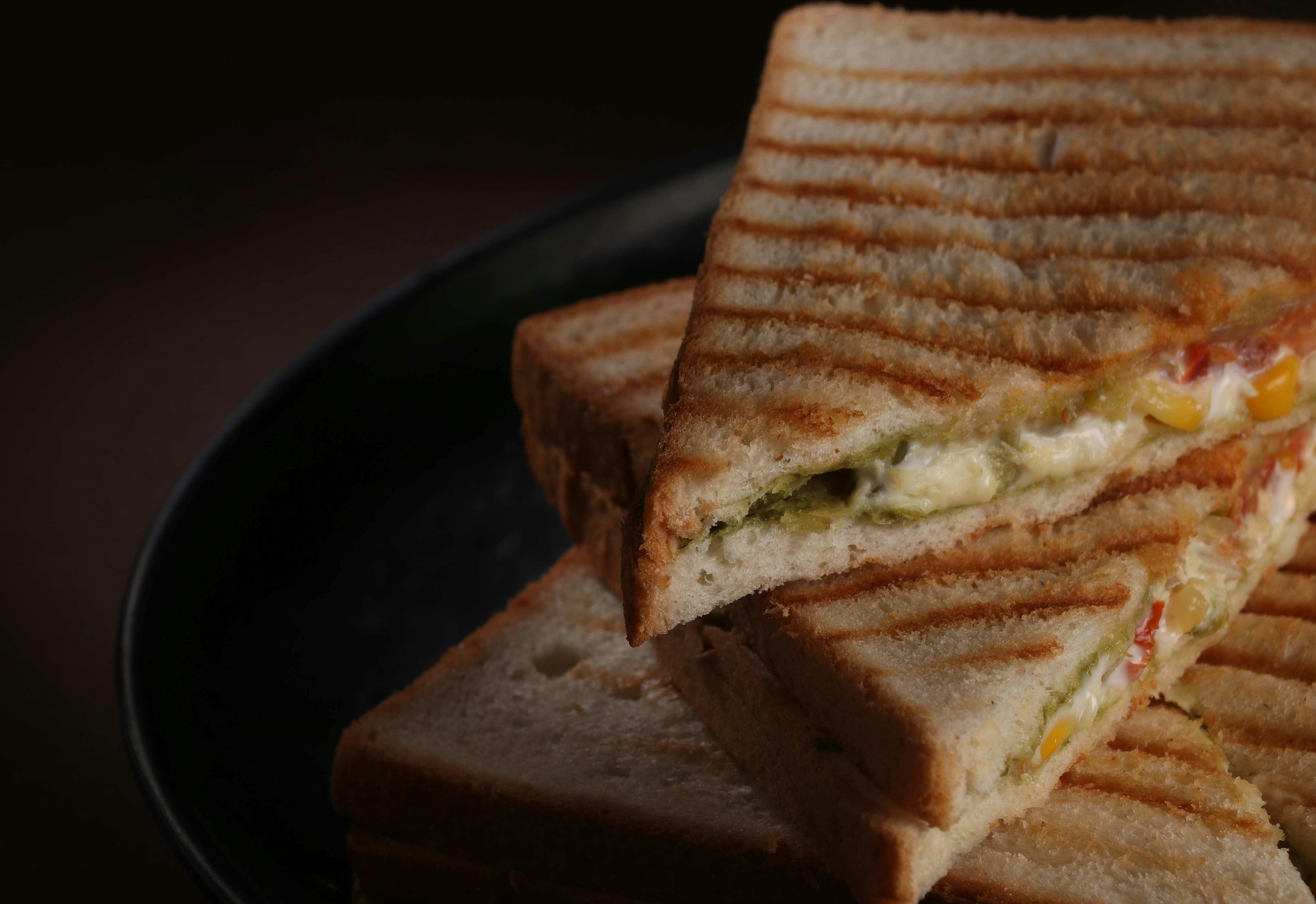 Getoastete Sandwiches auf einem Teller | Quelle: Pexels