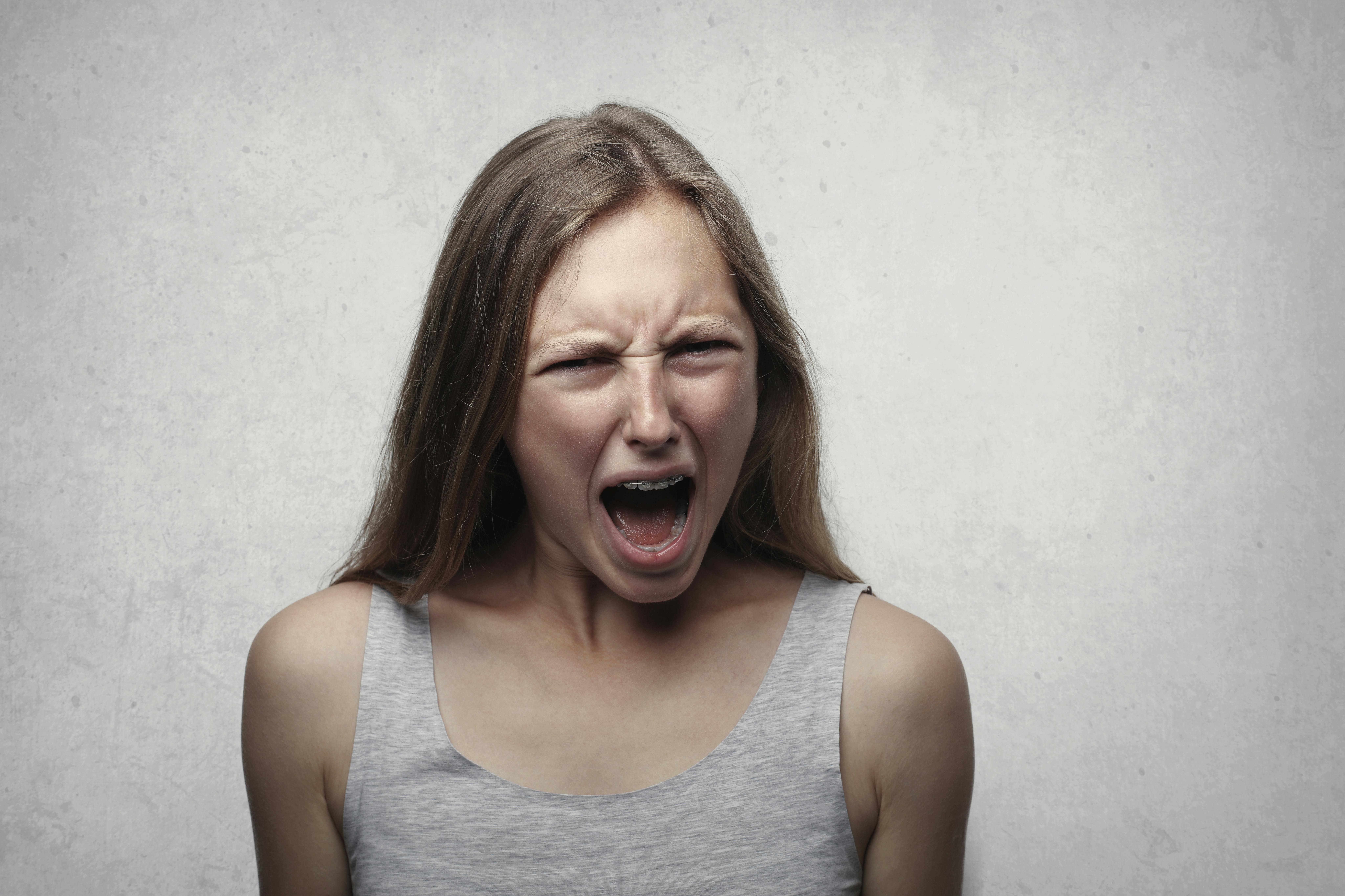 Eine Frau, die mit offenem Mund steht | Quelle: Pexels