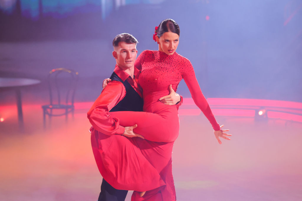 Mika Tatarkin und Eva Padberg treten während der Show „Let's Dance – Wer Tanzt Mit Wem Die Große Kennenlernshow“ 2024 in den MMC Studios am 23. Februar 2024 in Köln auf. | Quelle: Getty Images