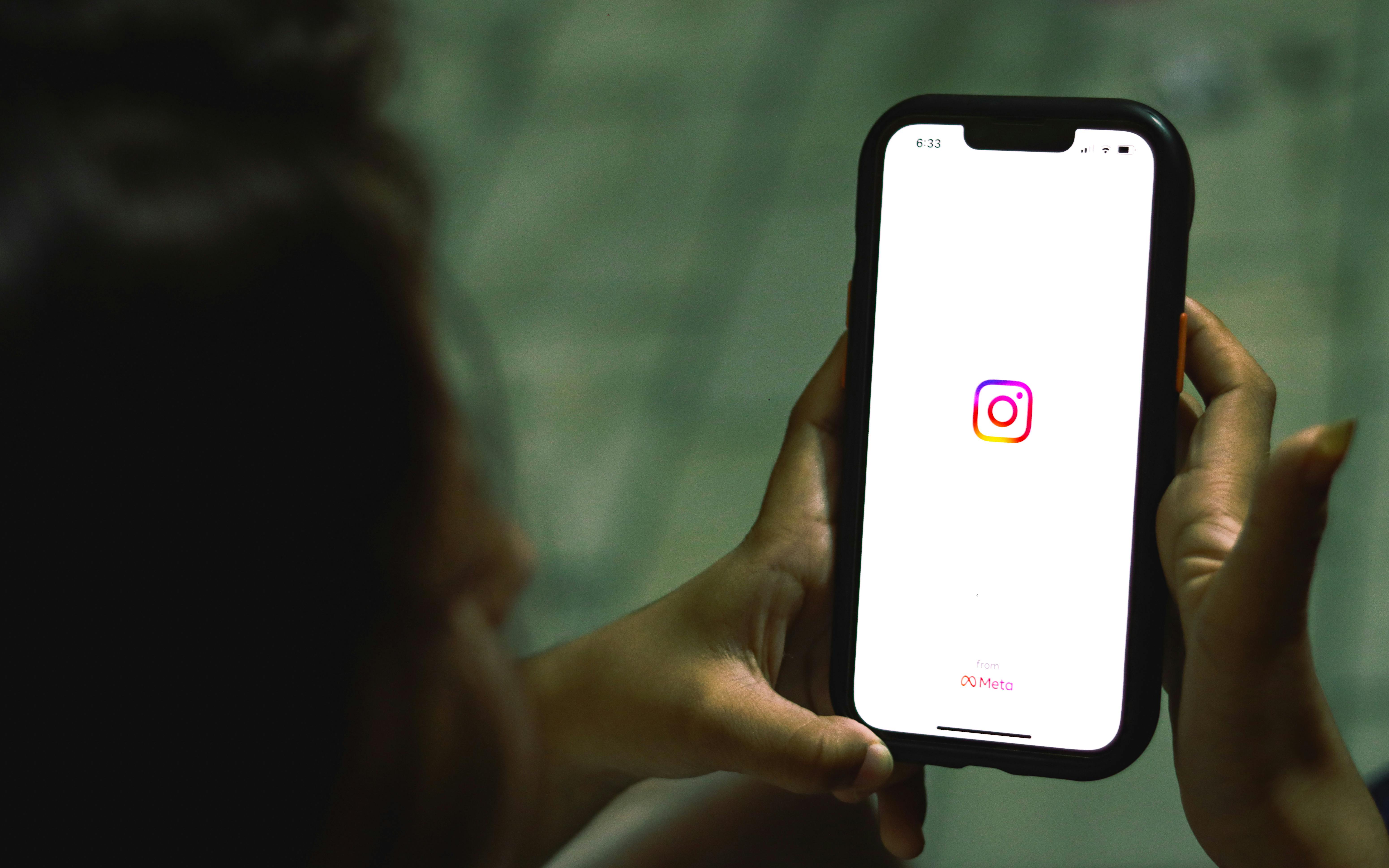 Eine Frau öffnet Instagram auf ihrem Telefon | Quelle: Pexels