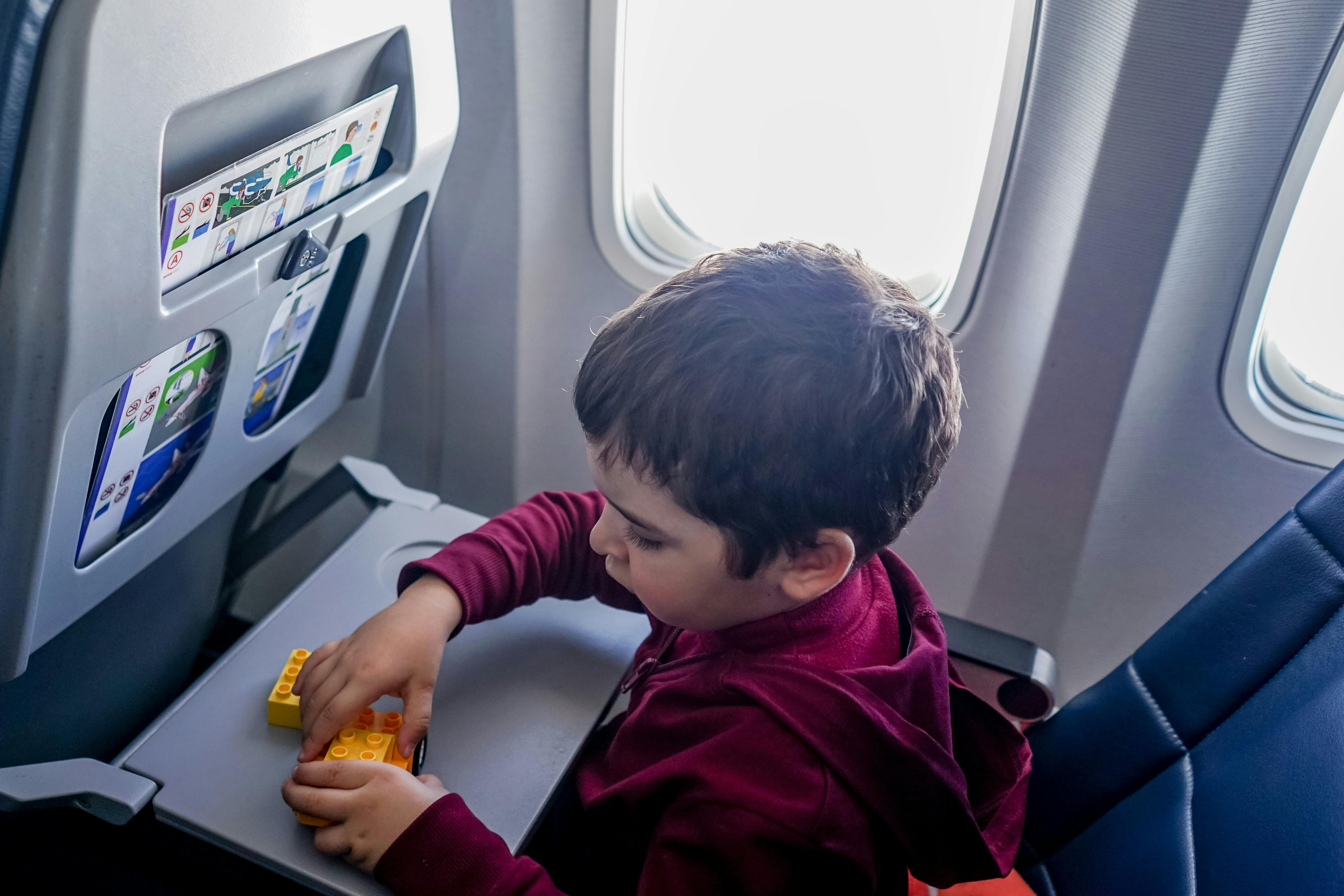Ein Junge sitzt in einem Flugzeug | Quelle: Pexels