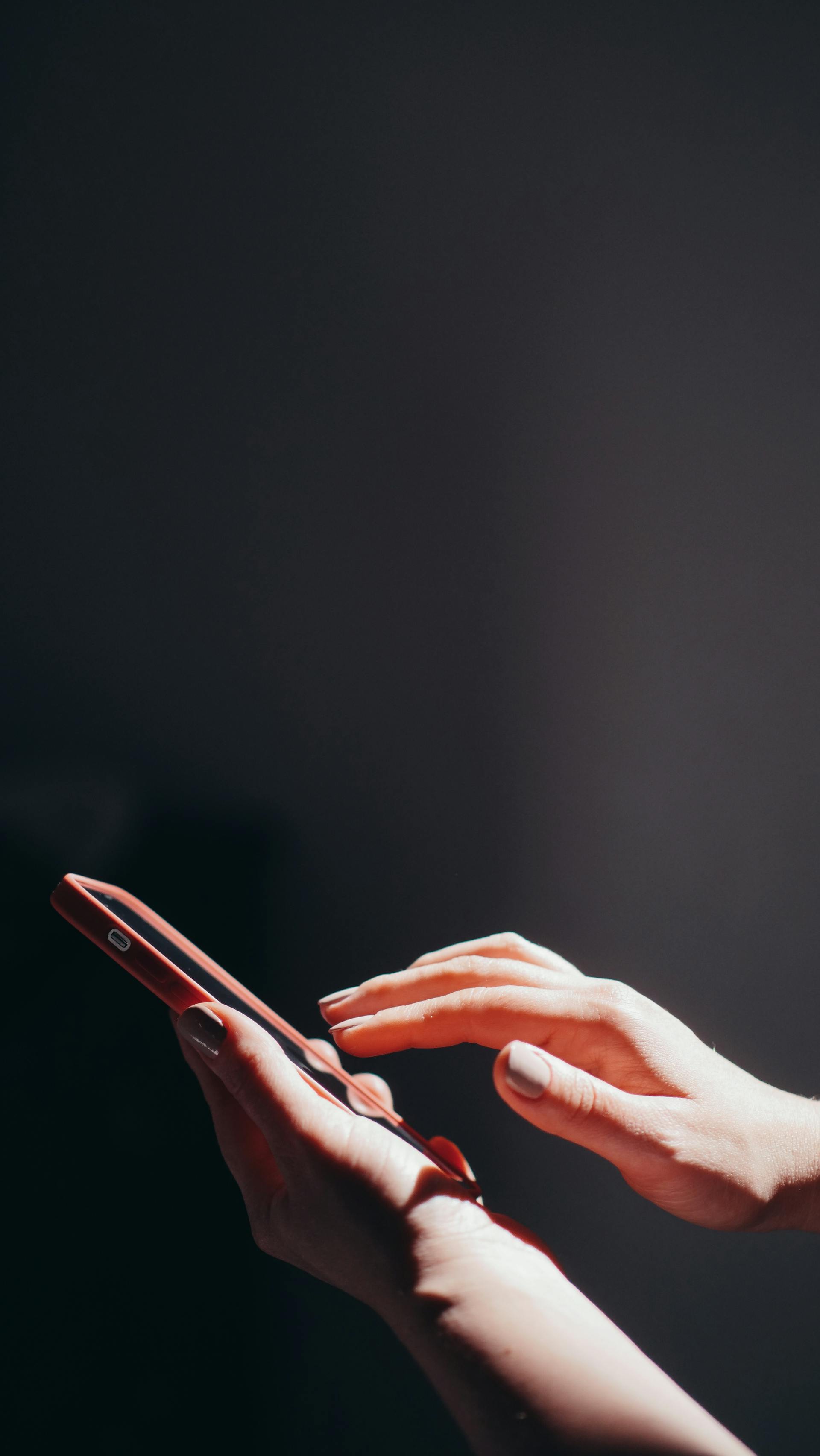 Eine Frau hält ein Telefon | Quelle: Pexels