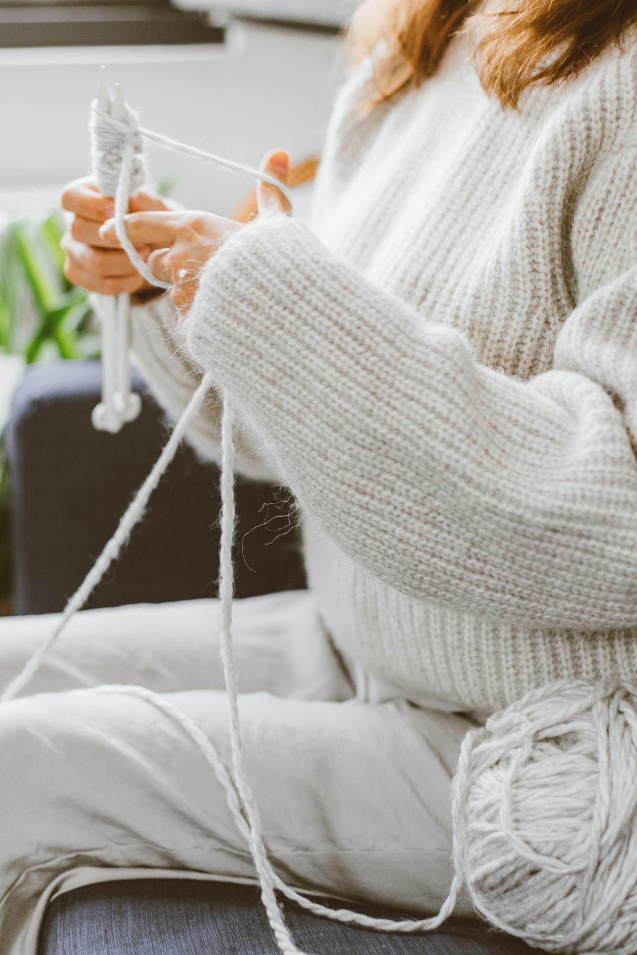 Eine Frau beim Stricken | Quelle: Pexels