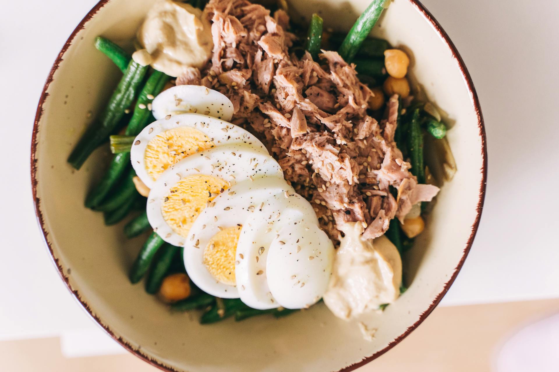 Eine Mahlzeit aus grünen Bohnen, Thunfisch und gekochtem Ei | Quelle: Pexels