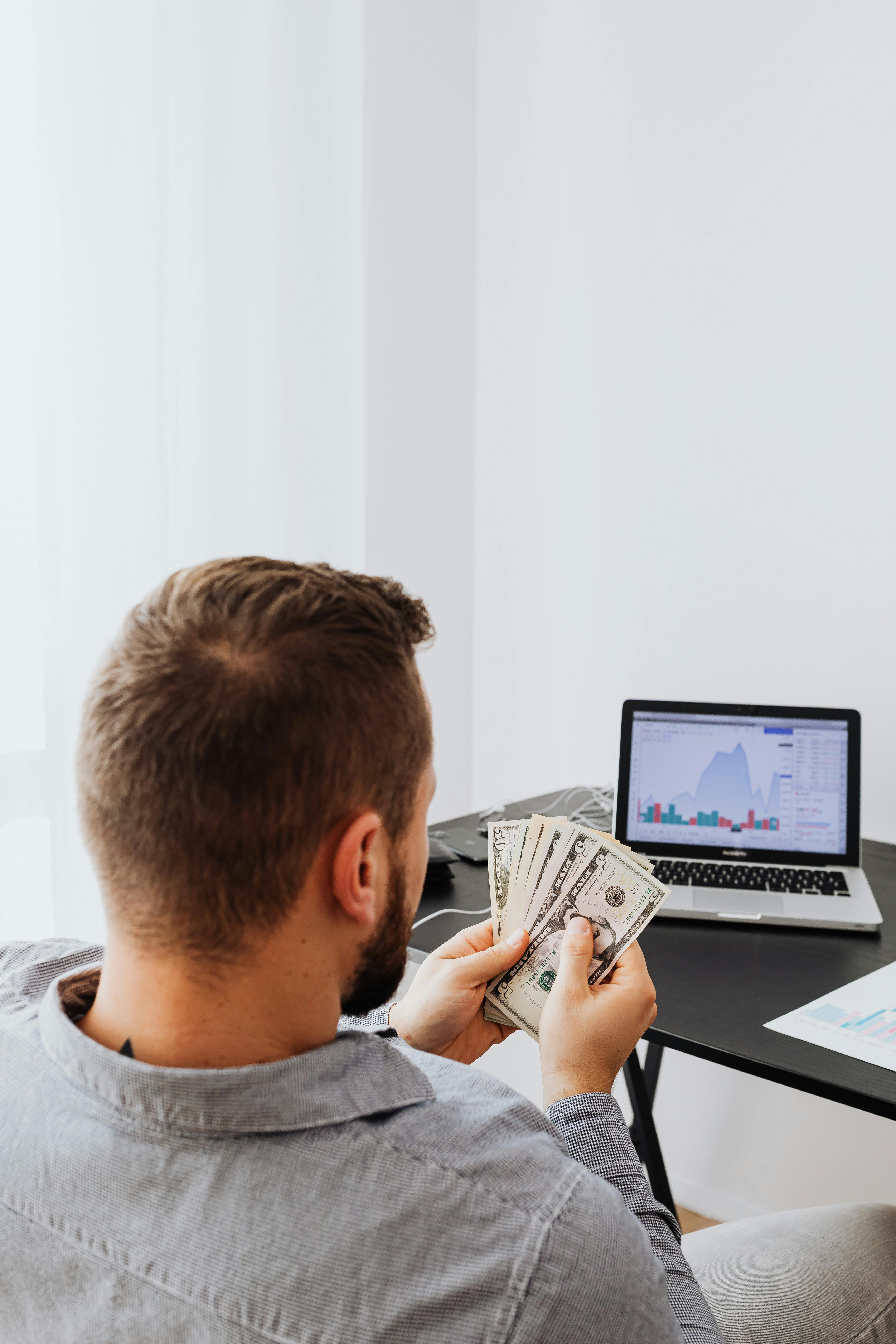 Ein Mann, der Geld zählt | Quelle: Pexels