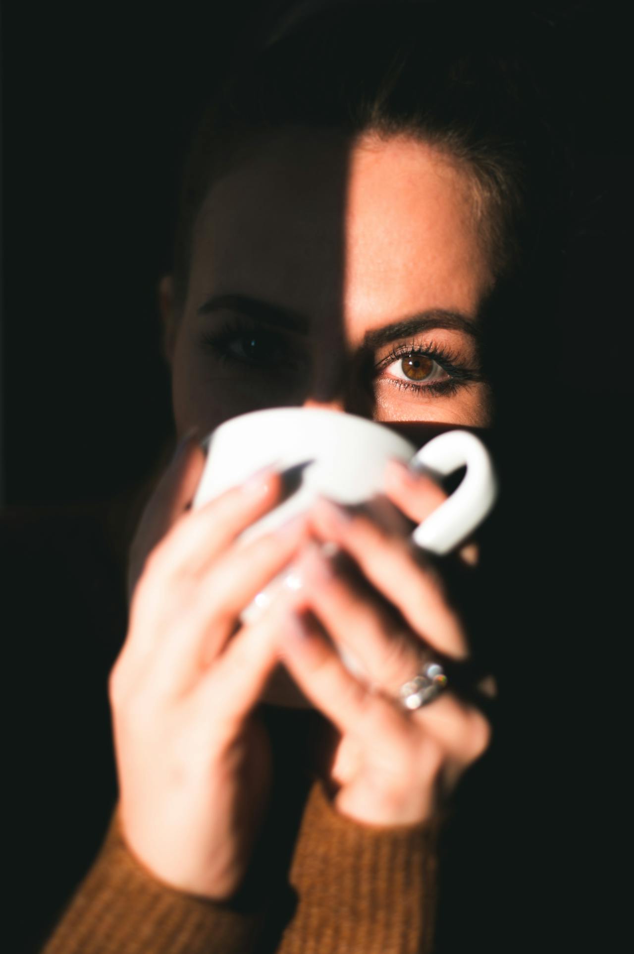 Eine Frau trinkt ein Getränk aus einer Keramiktasse | Quelle: Pexels