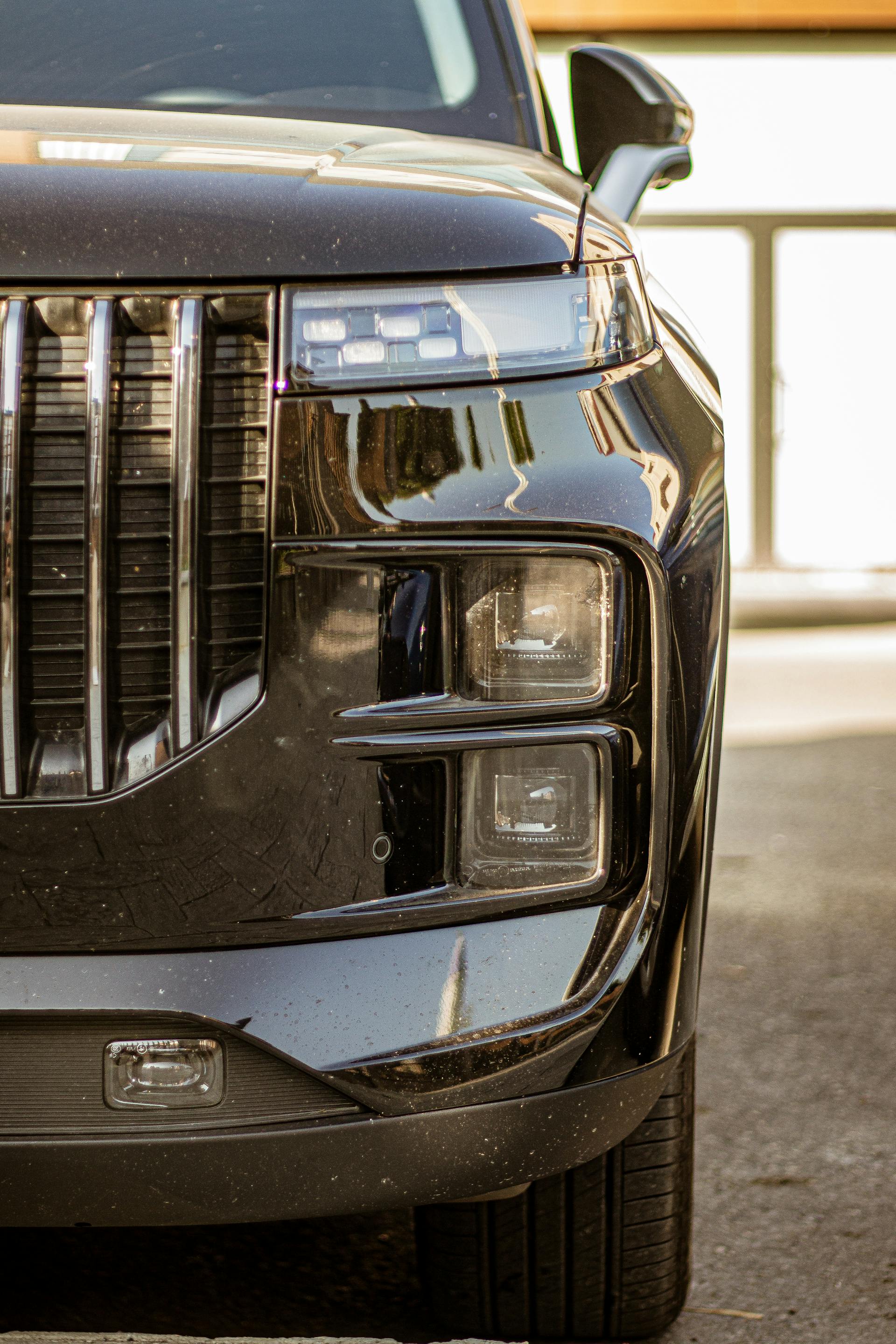 Eine Nahaufnahme eines schwarzen SUV auf der Straße | Quelle: Pexels