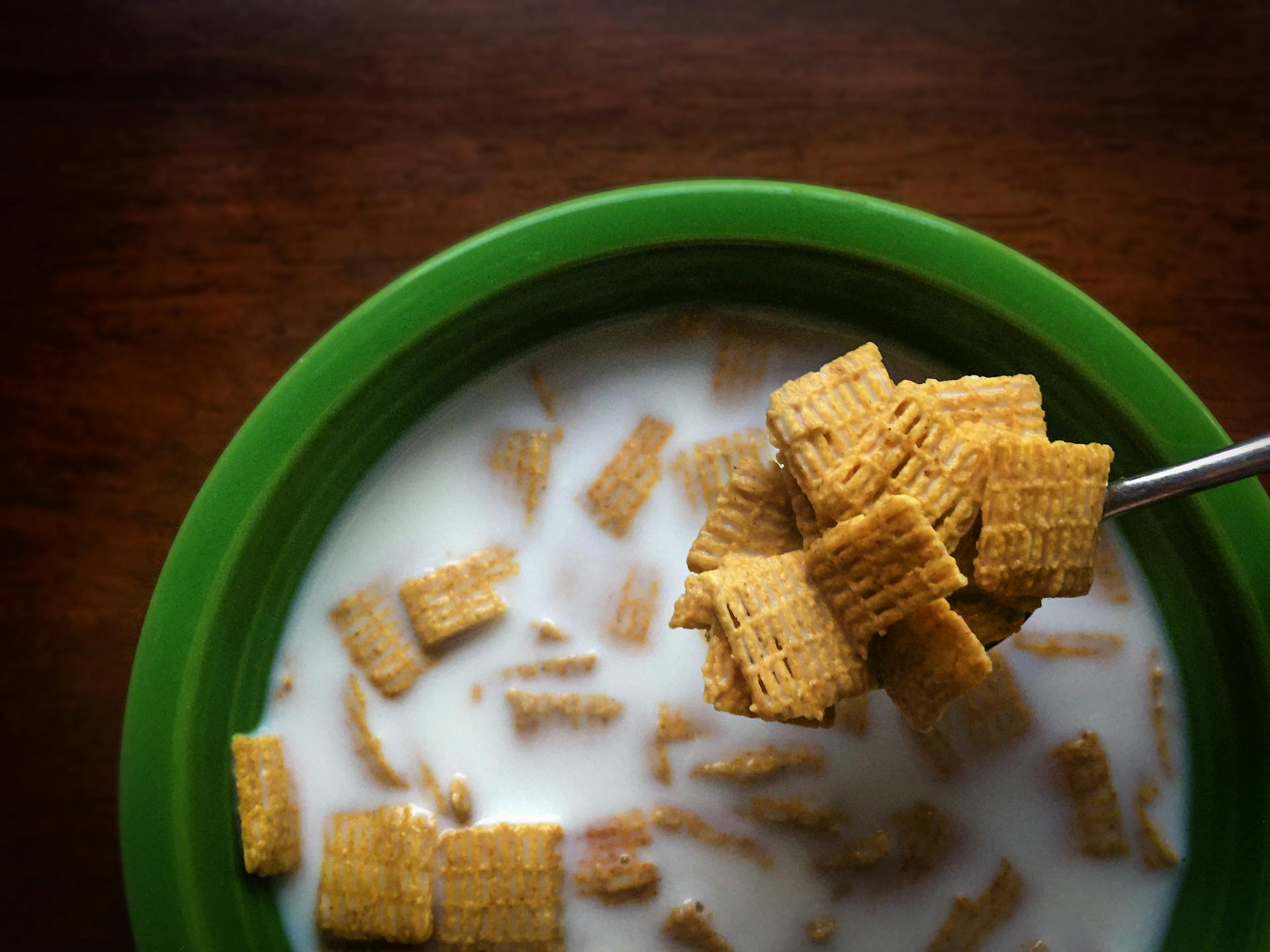 Müsli in einer Schüssel mit Milch | Quelle: Pexels