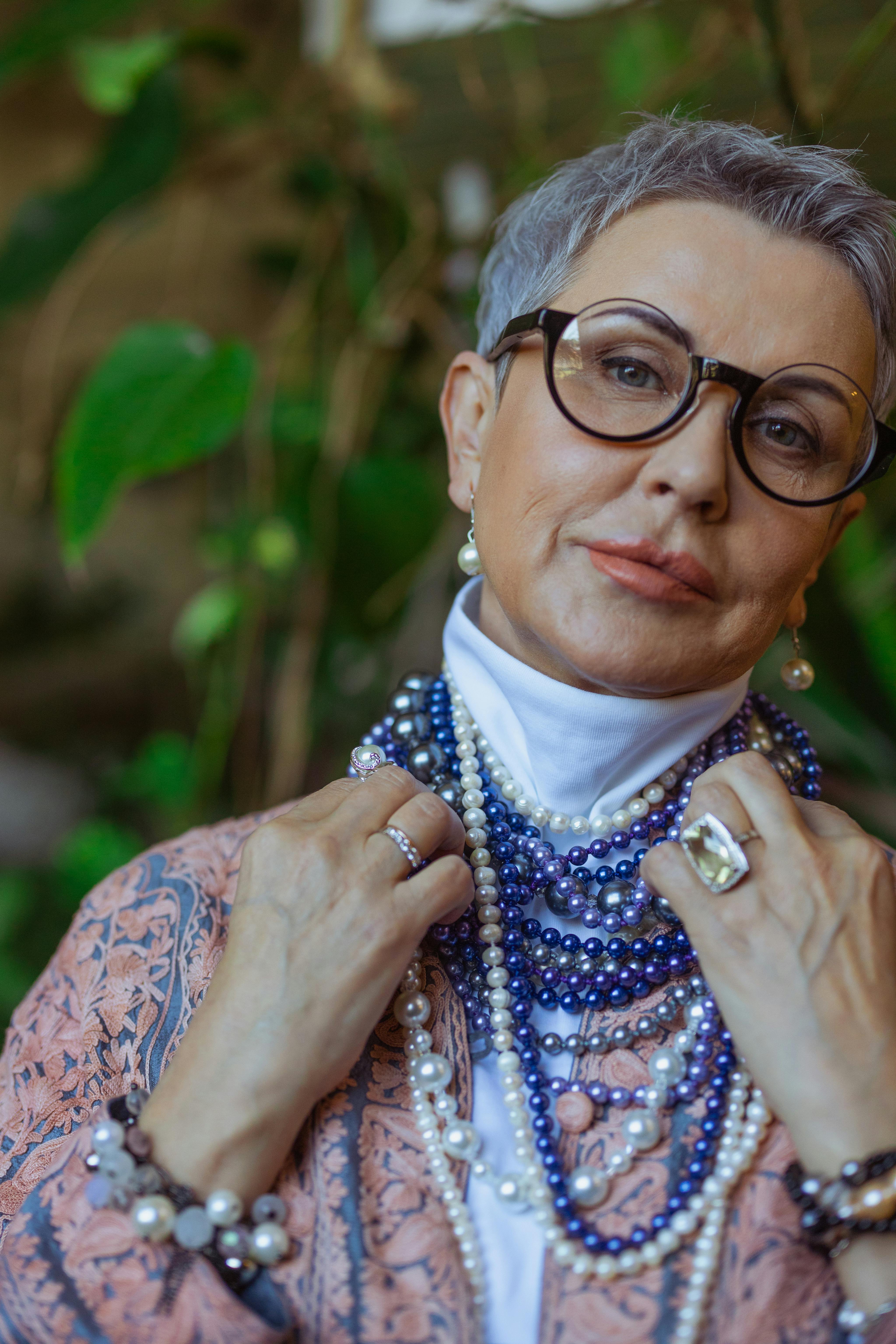 Eine Frau trägt Perlen | Quelle: Pexels