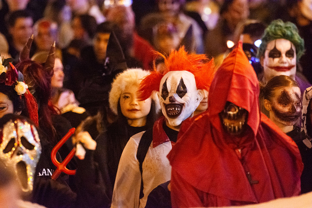 Eine Gesamtansicht zeigt Teilnehmer des traditionellen Zombie-Walks in Essen, Deutschland, am 31. Oktober 2025 | Quelle: Getty Images
