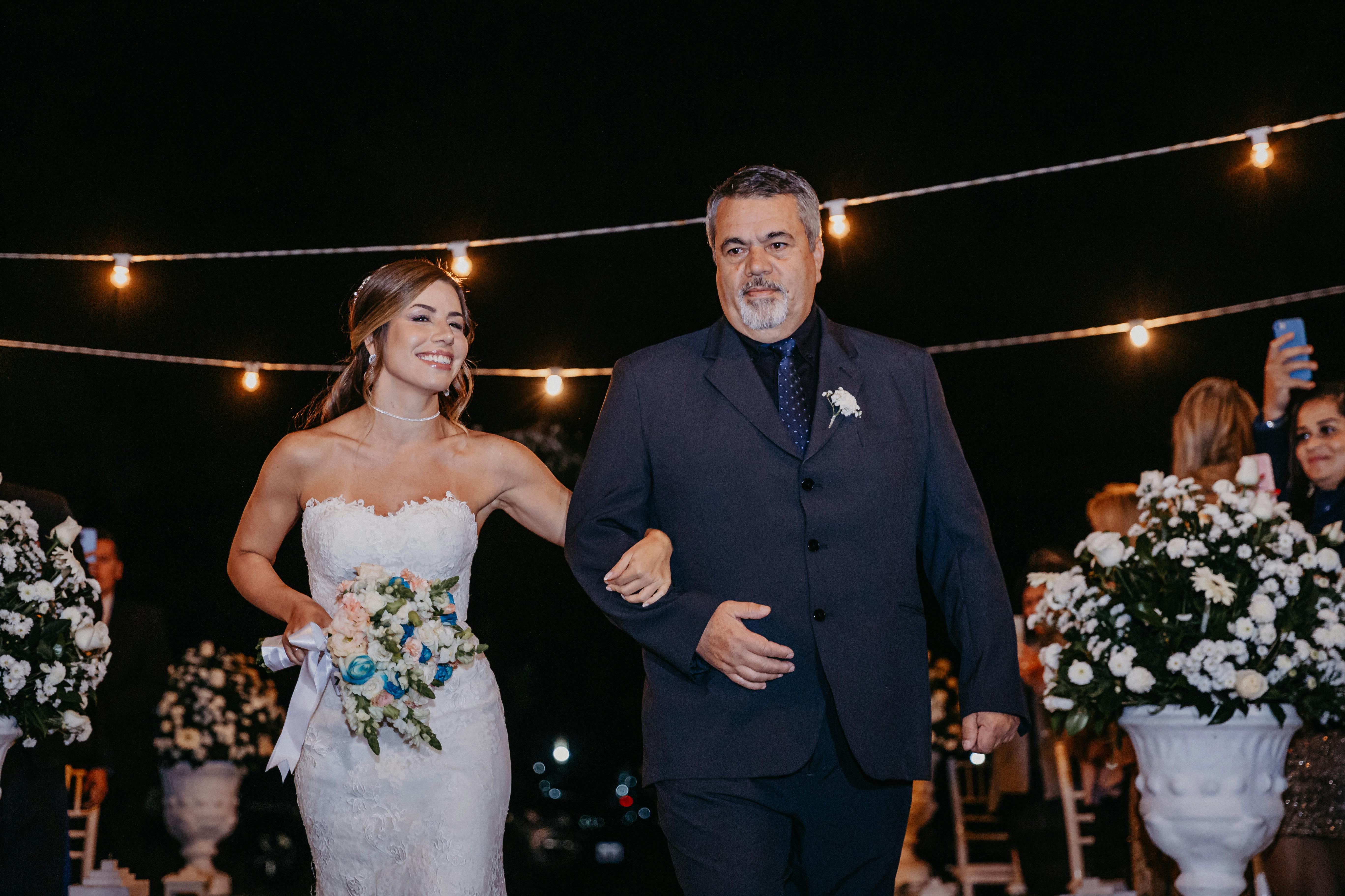 Ein Vater führt seine Tochter zum Altar | Quelle: Pexels