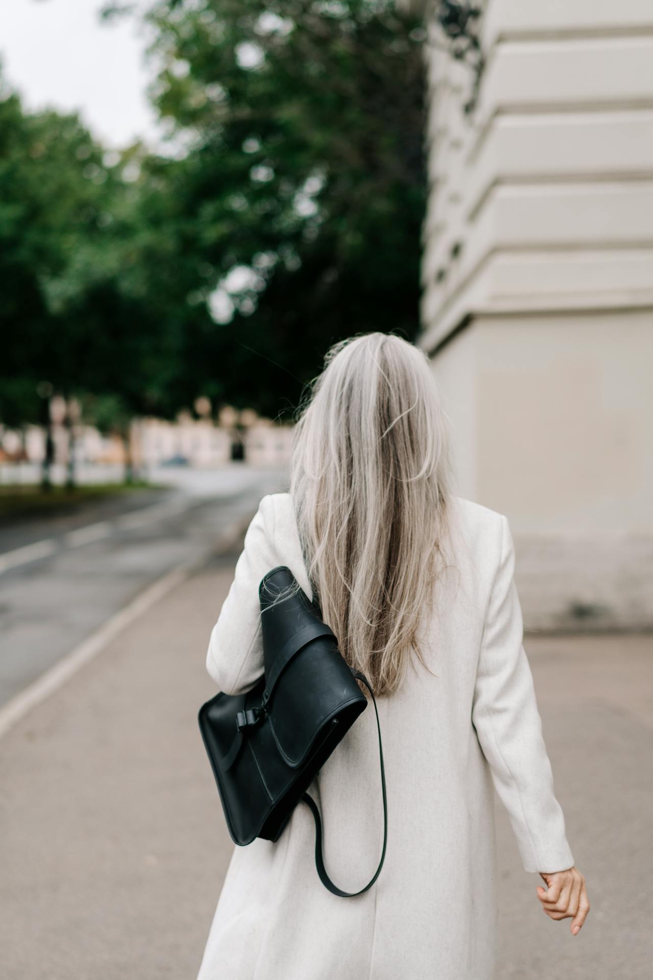 Rückansicht einer einsamen Frau auf der Straße | Quelle: Pexels