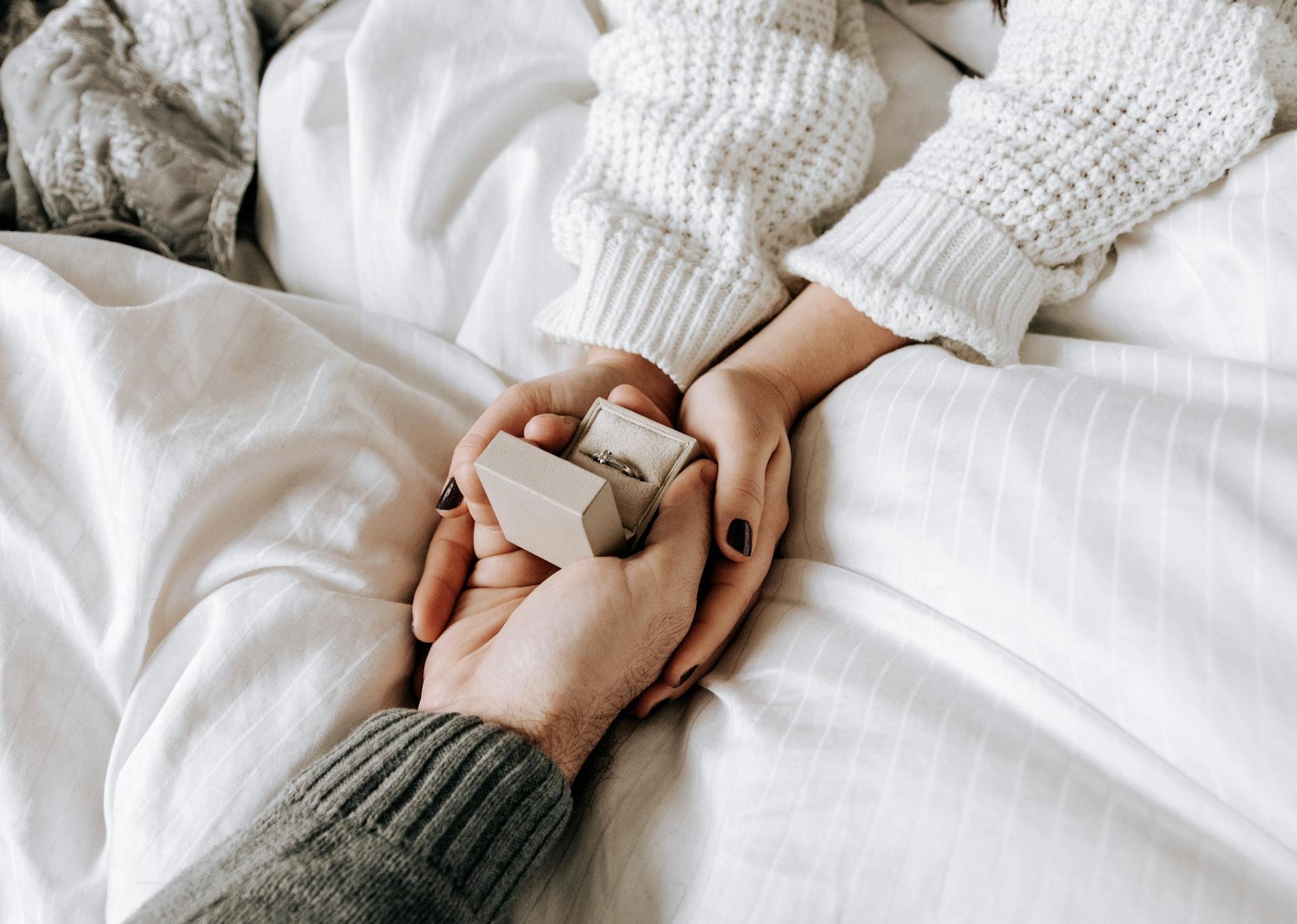 Eine Nahaufnahme eines Mannes, der seiner Freundin einen Heiratsantrag macht | Quelle: Pexels