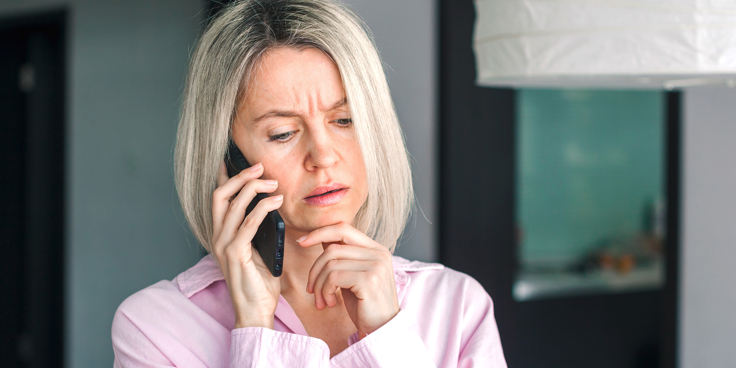 Eine Frau, die telefoniert | Quelle: Shutterstock