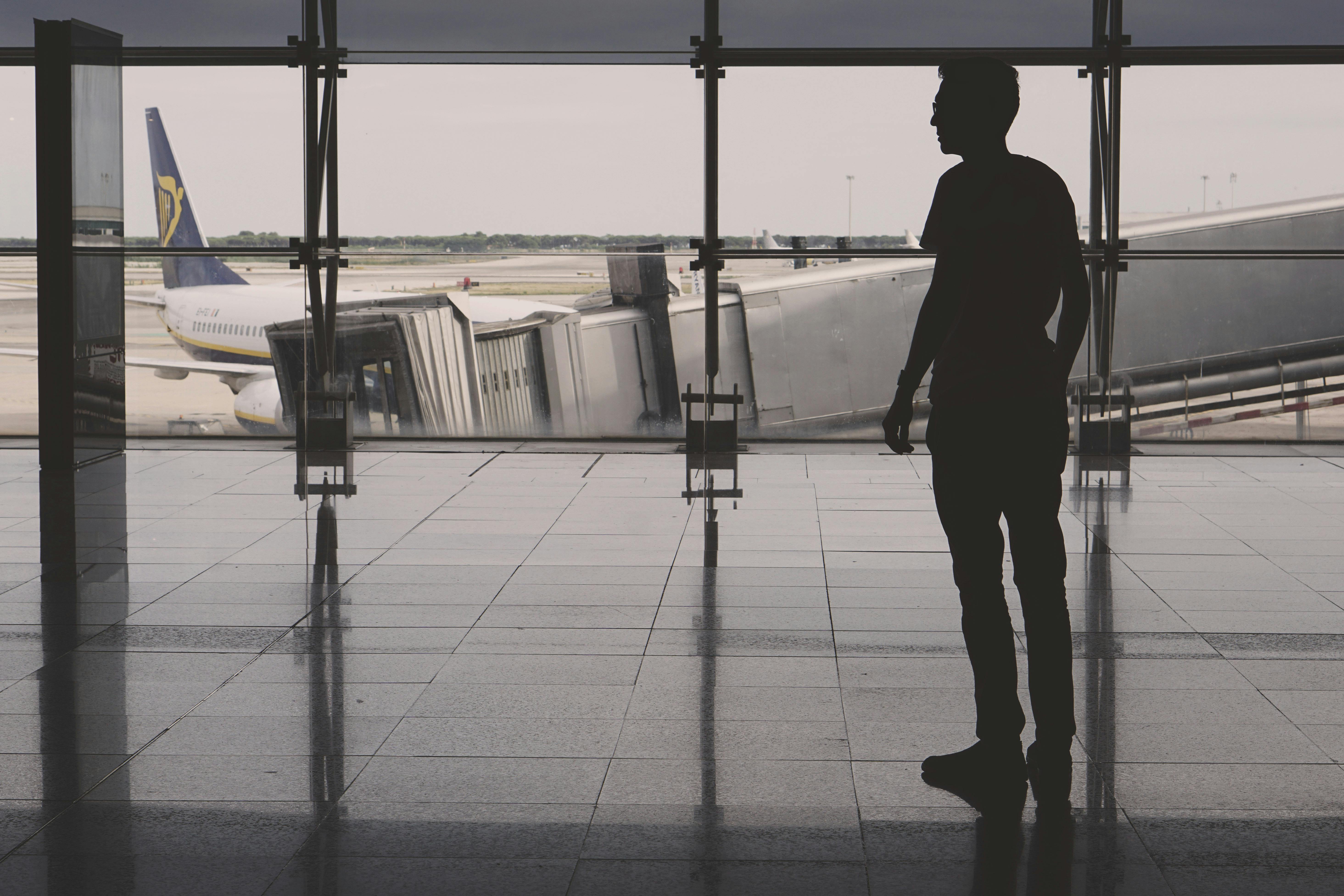 Mann an einem Flughafen | Quelle: Pexels