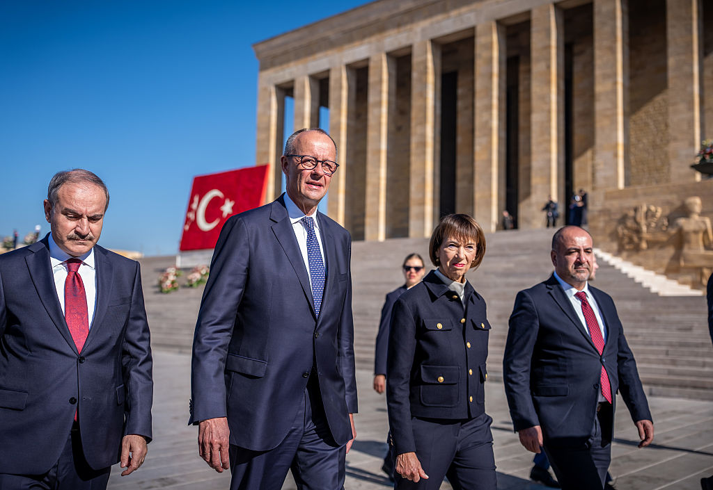 30. Oktober 2025, Türkei, Ankara: Bundeskanzler Friedrich Merz (CDU) nimmt zusammen mit seiner Frau Charlotte an der Kranzniederlegung am Atatürk-Mausoleum teil. | Quelle: Getty Images