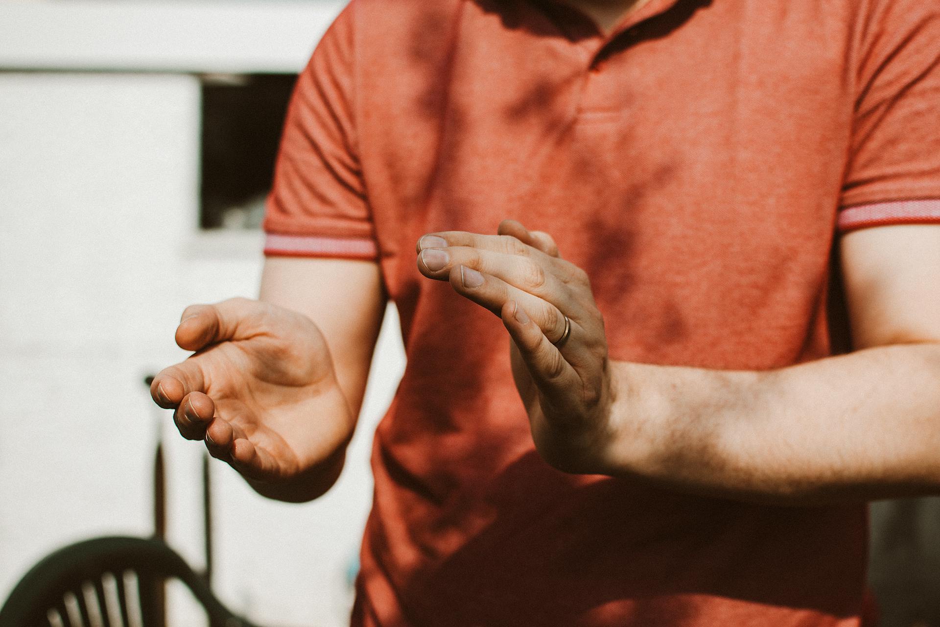 Ein Mann, der klatscht | Quelle: Pexels