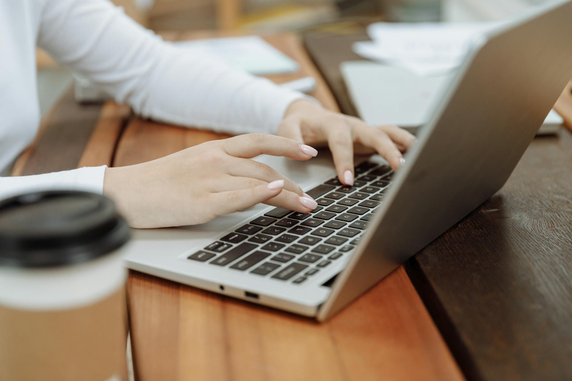 Eine Frau, die auf einem Laptop tippt | Quelle: Pexels
