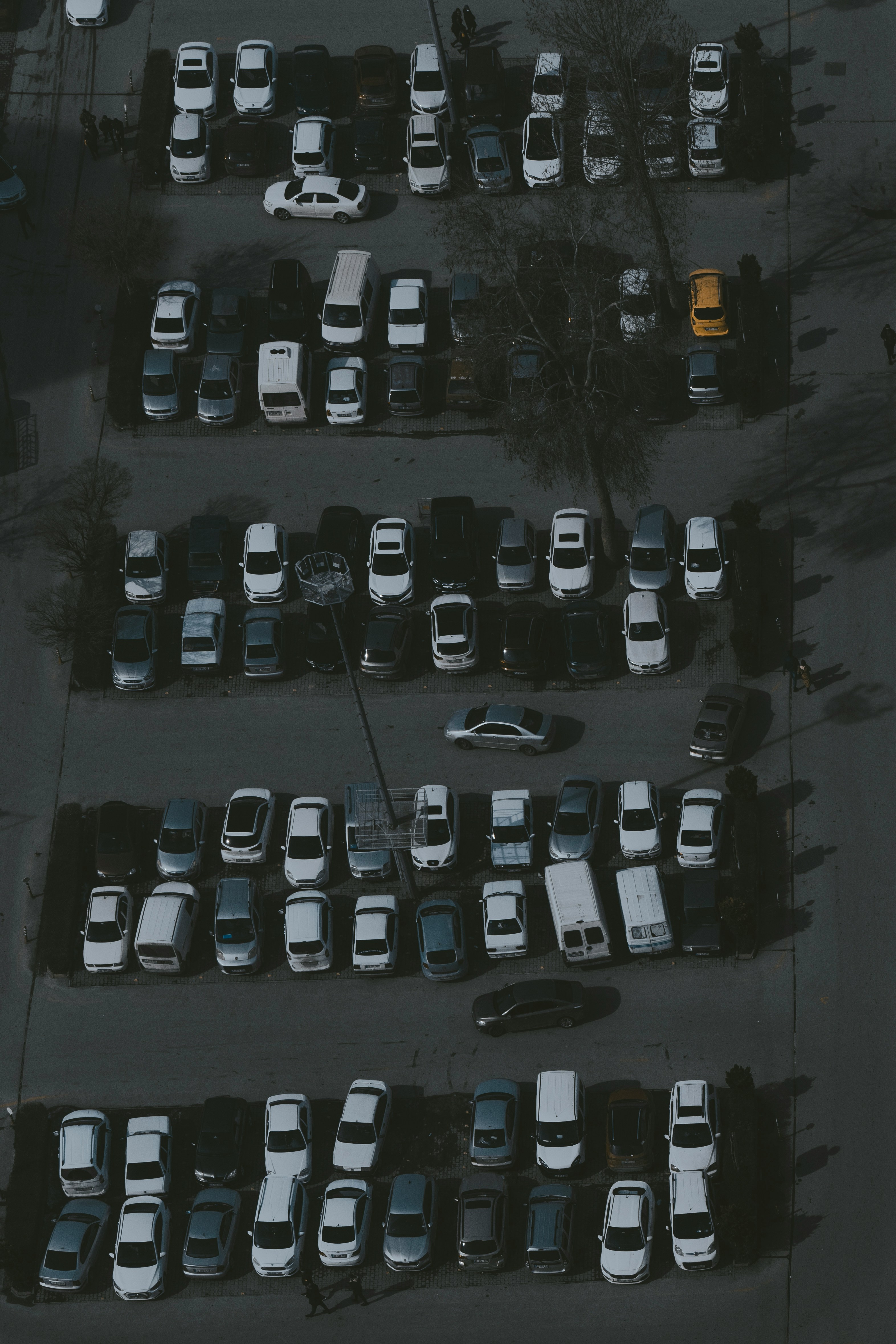 Eine Luftaufnahme eines Parkplatzes | Quelle: Unsplash