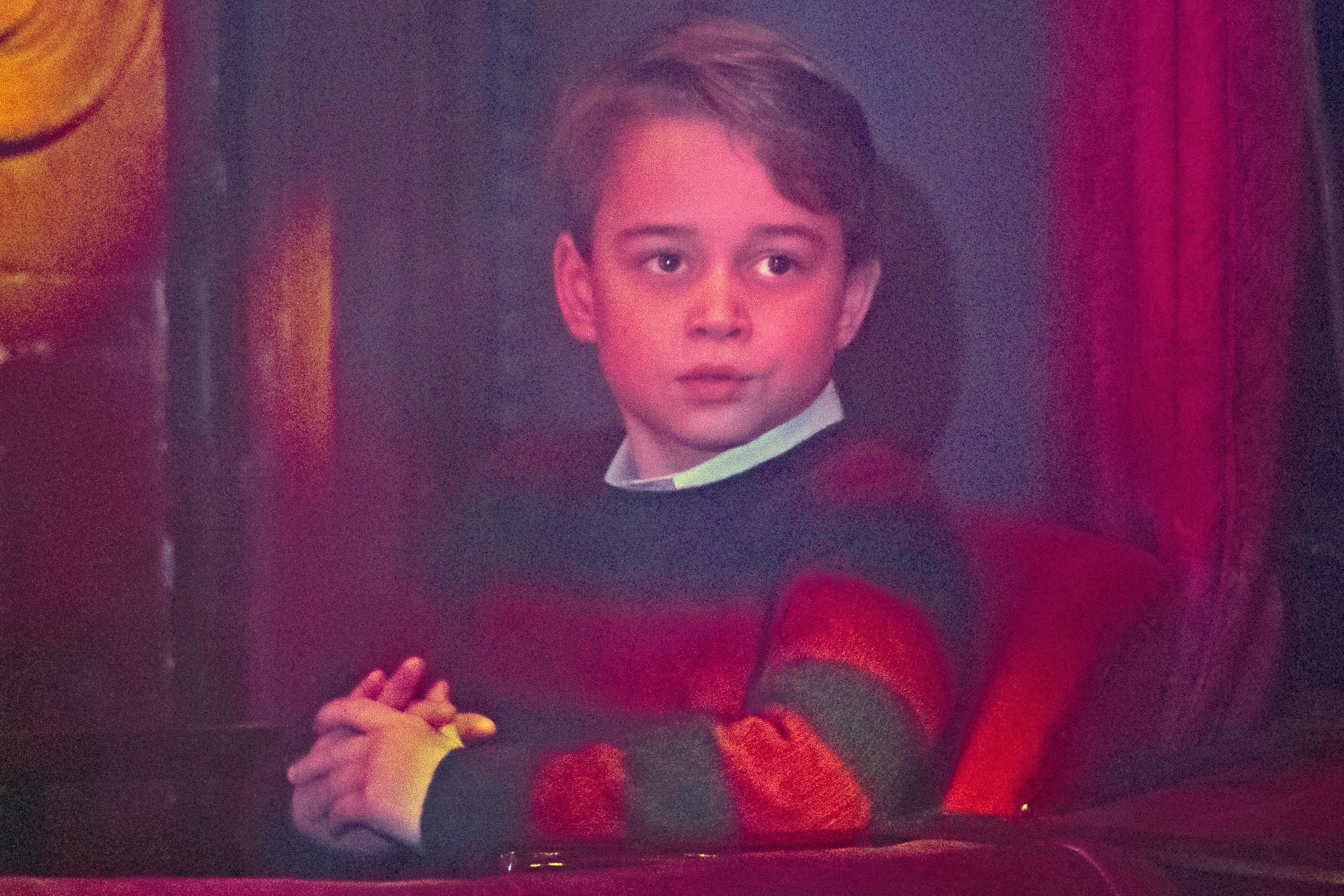Als 7-Jähriger besuchte George am 11. Dezember eine besondere Pantomime-Aufführung im London Palladium, mit der systemrelevante Arbeitskräfte und ihre Familien während der Pandemie geehrt wurden. Sechs Jahre vor seinem Debüt in Eton zeigt dieser Auftritt eine weitere Etappe seiner Kindheit, deren Entwicklung die Zuschauer Jahr für Jahr mitverfolgt haben.