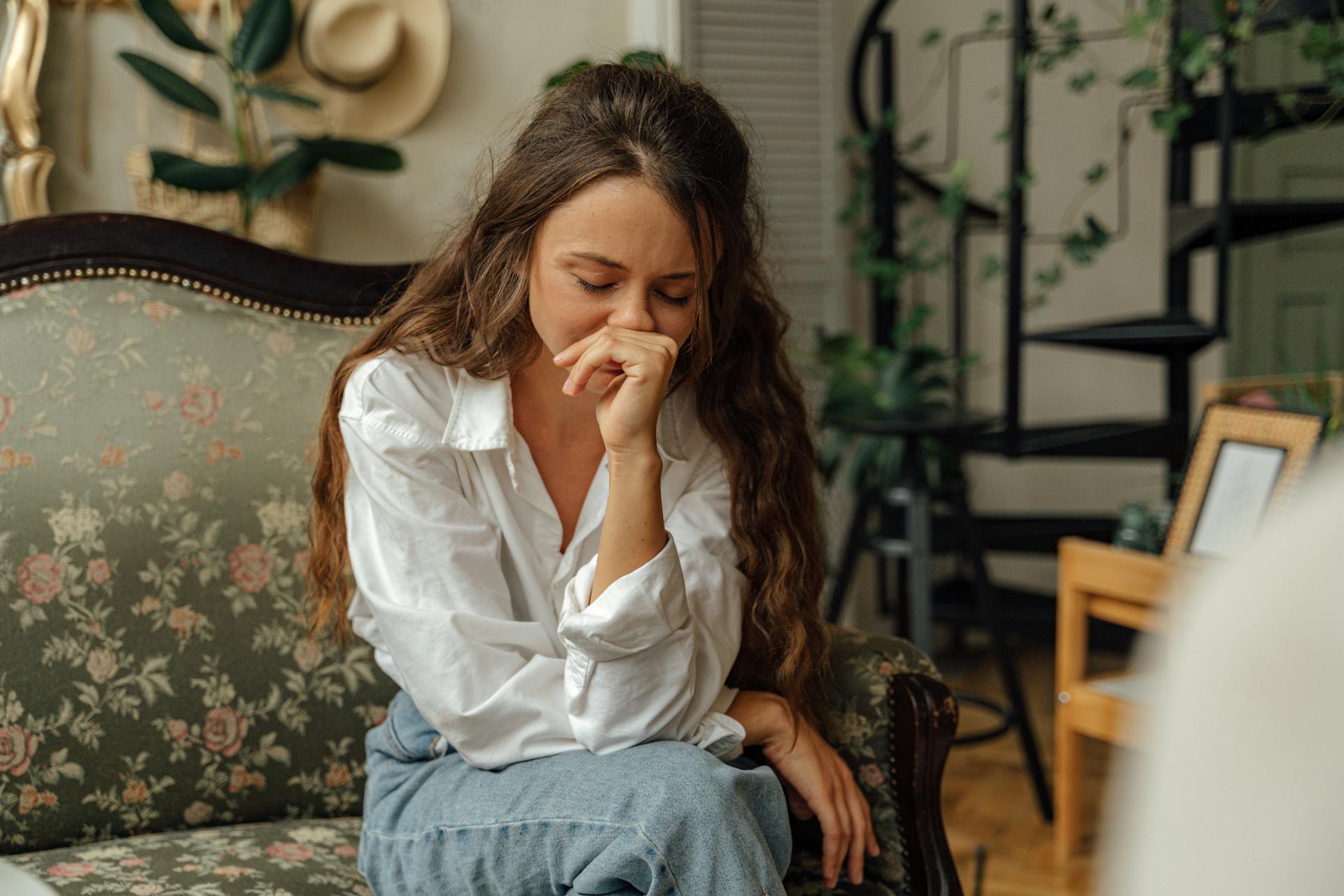 Eine verzweifelte Frau sitzt während einer Beratung auf dem Sofa | Quelle: Pexels