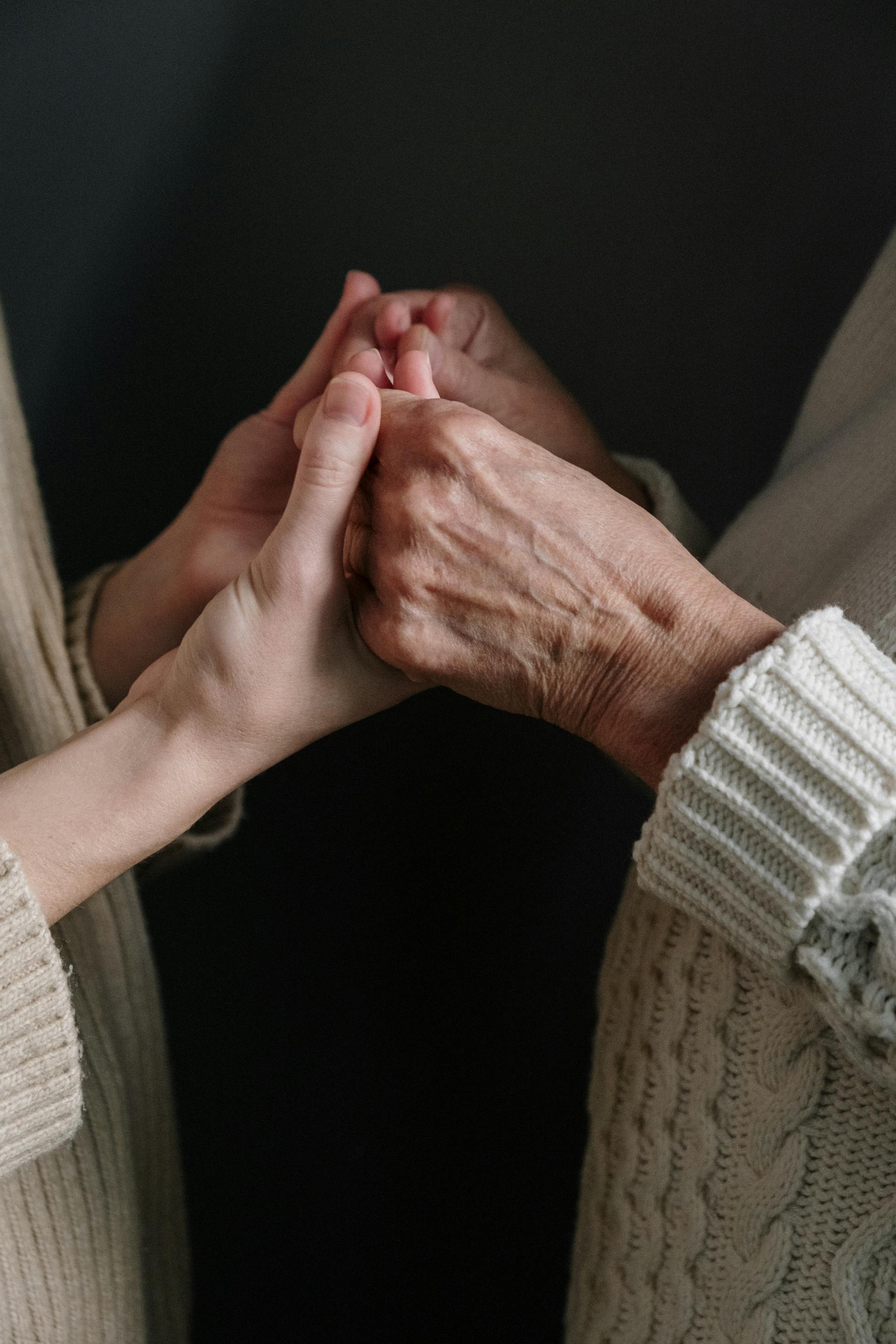 Eine Frau hält die Hände ihrer Mutter | Quelle: Pexels