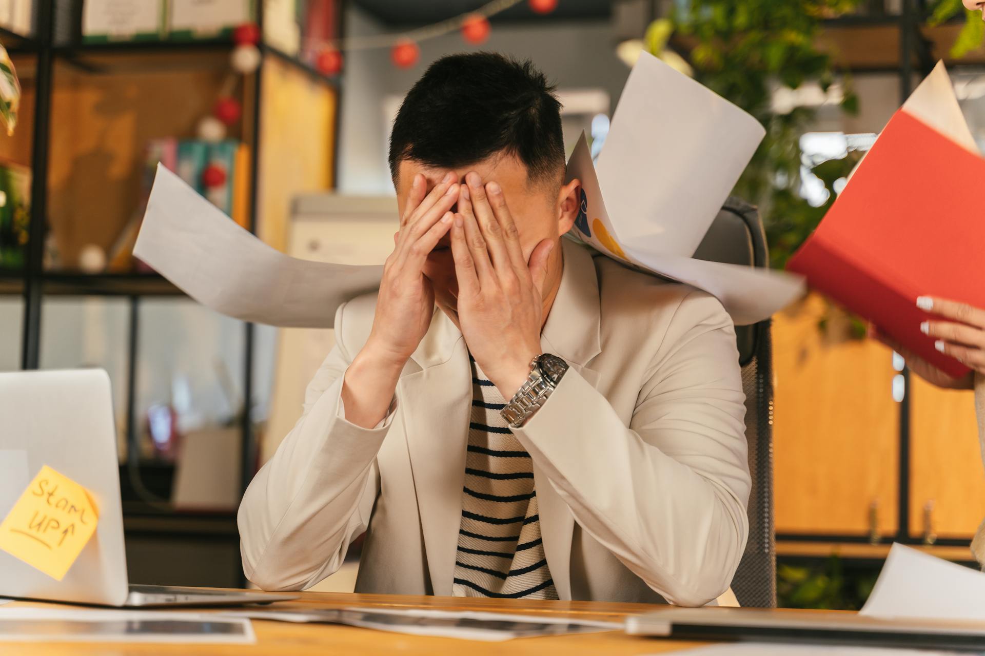 Ein müder Mann sitzt in seinem Büro | Quelle: Pexels