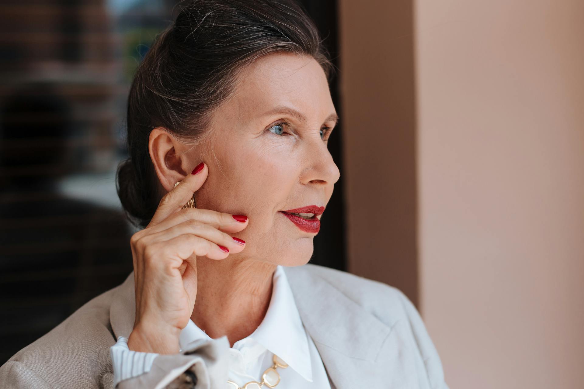 Eine Frau, die mit jemandem spricht | Quelle: Pexels