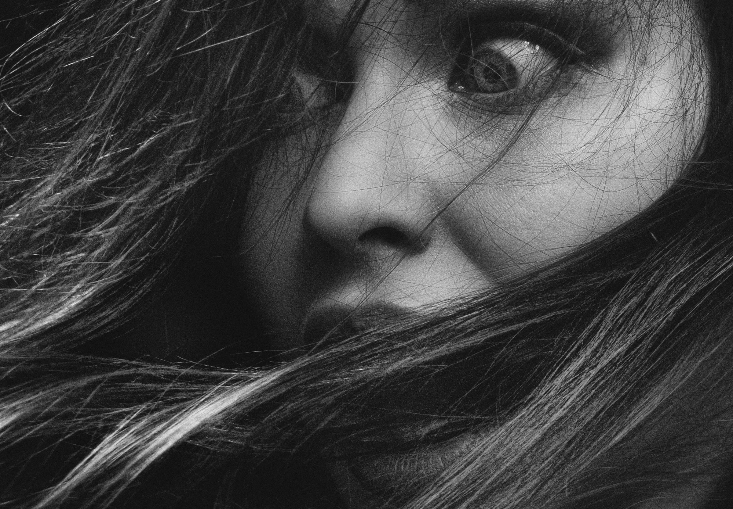 Eine Nahaufnahme einer sehr geschockten Frau | Quelle: Pexels